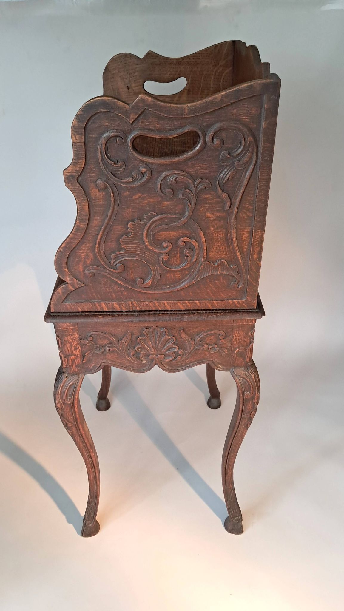 Table de style provençal en chêne sculpté.