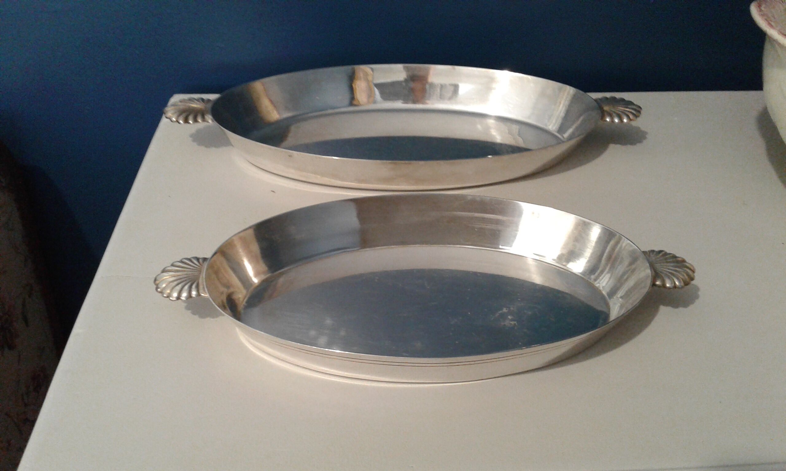 2 oval dishes . Silver metal