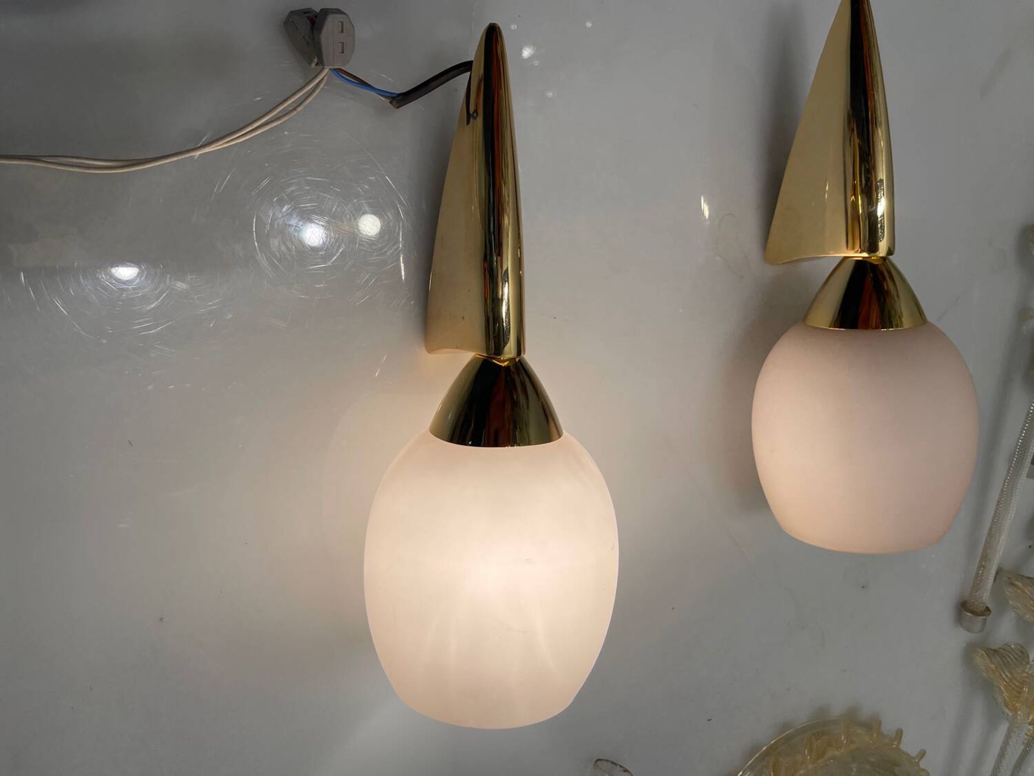 Lot de 2 appliques en verre opalin rose et laiton, années 1960