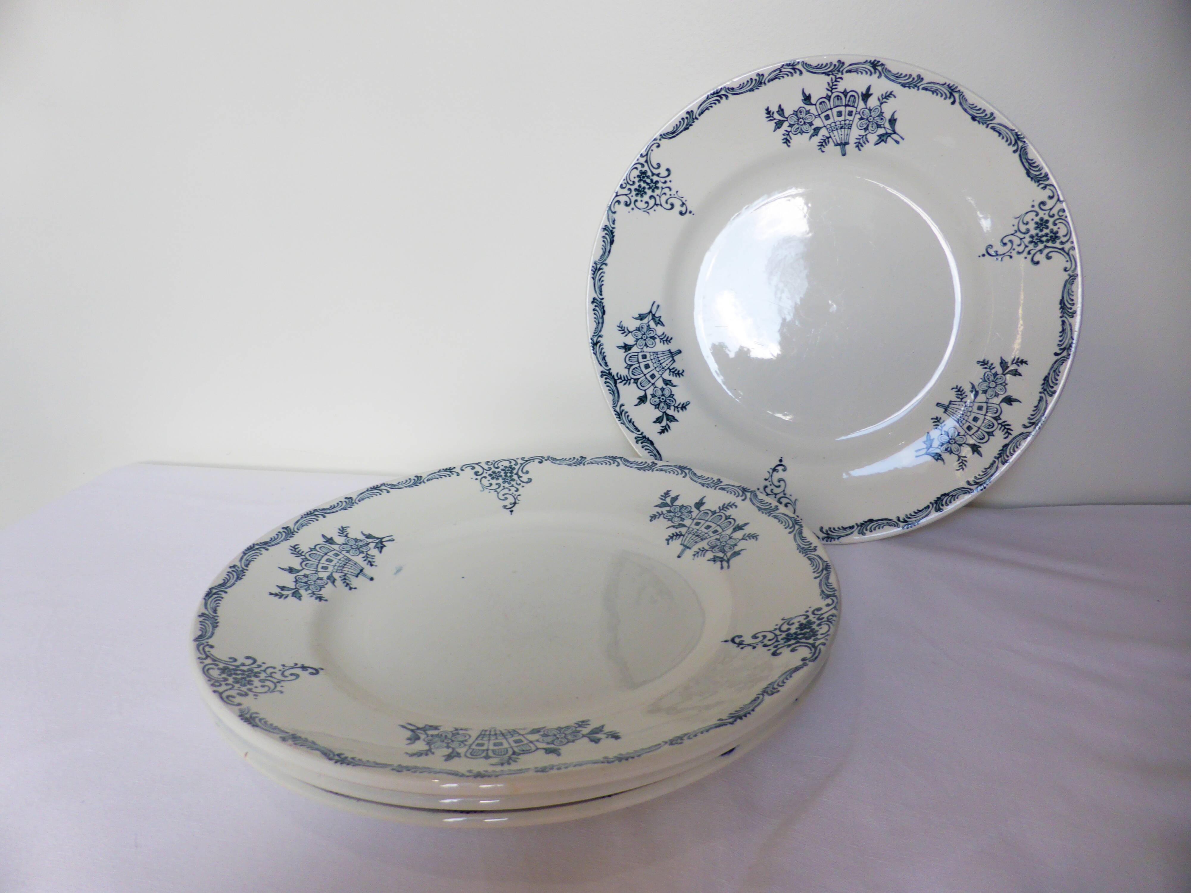 4 assiettes plates en terre de fer de St Amand