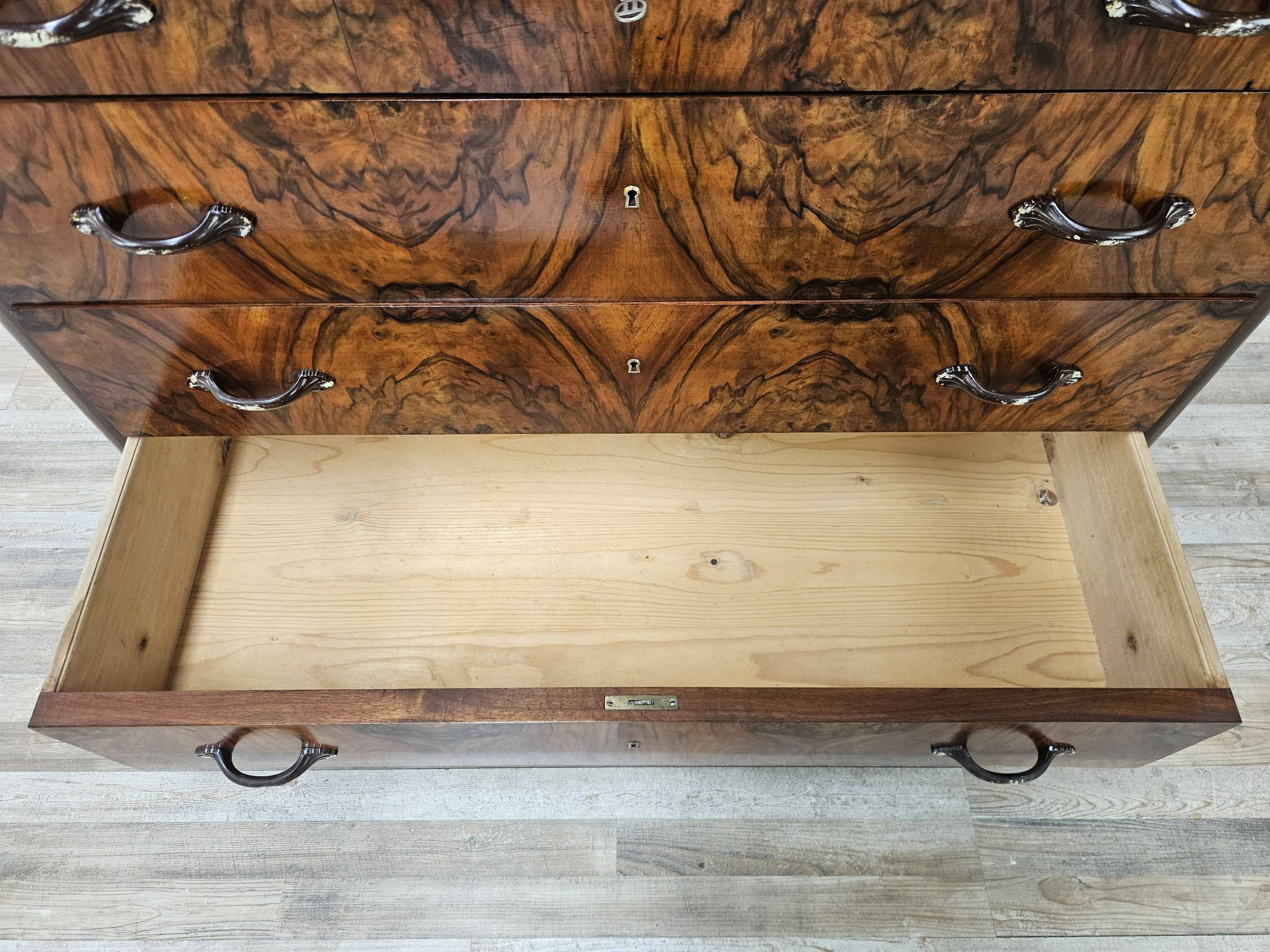 Art Decò chest of drawers from the 1940s in mahogany and briar
