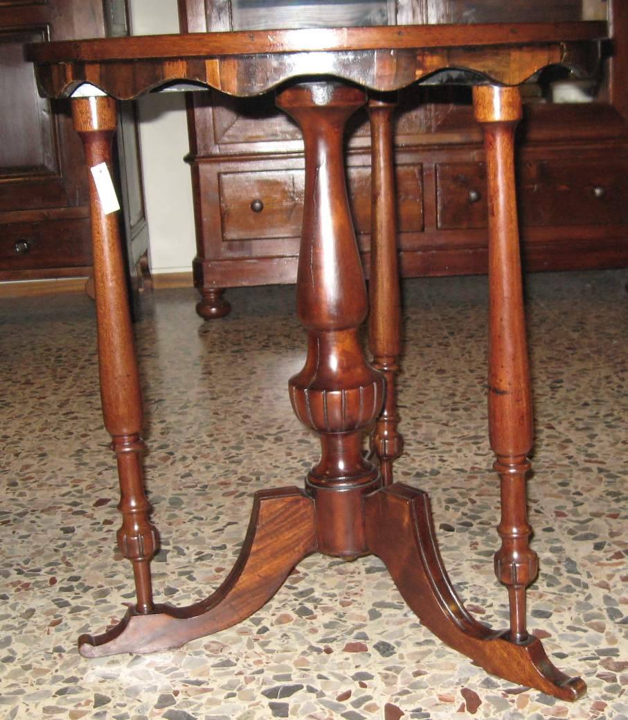 Antique English round table. Petite table ronde anglaise