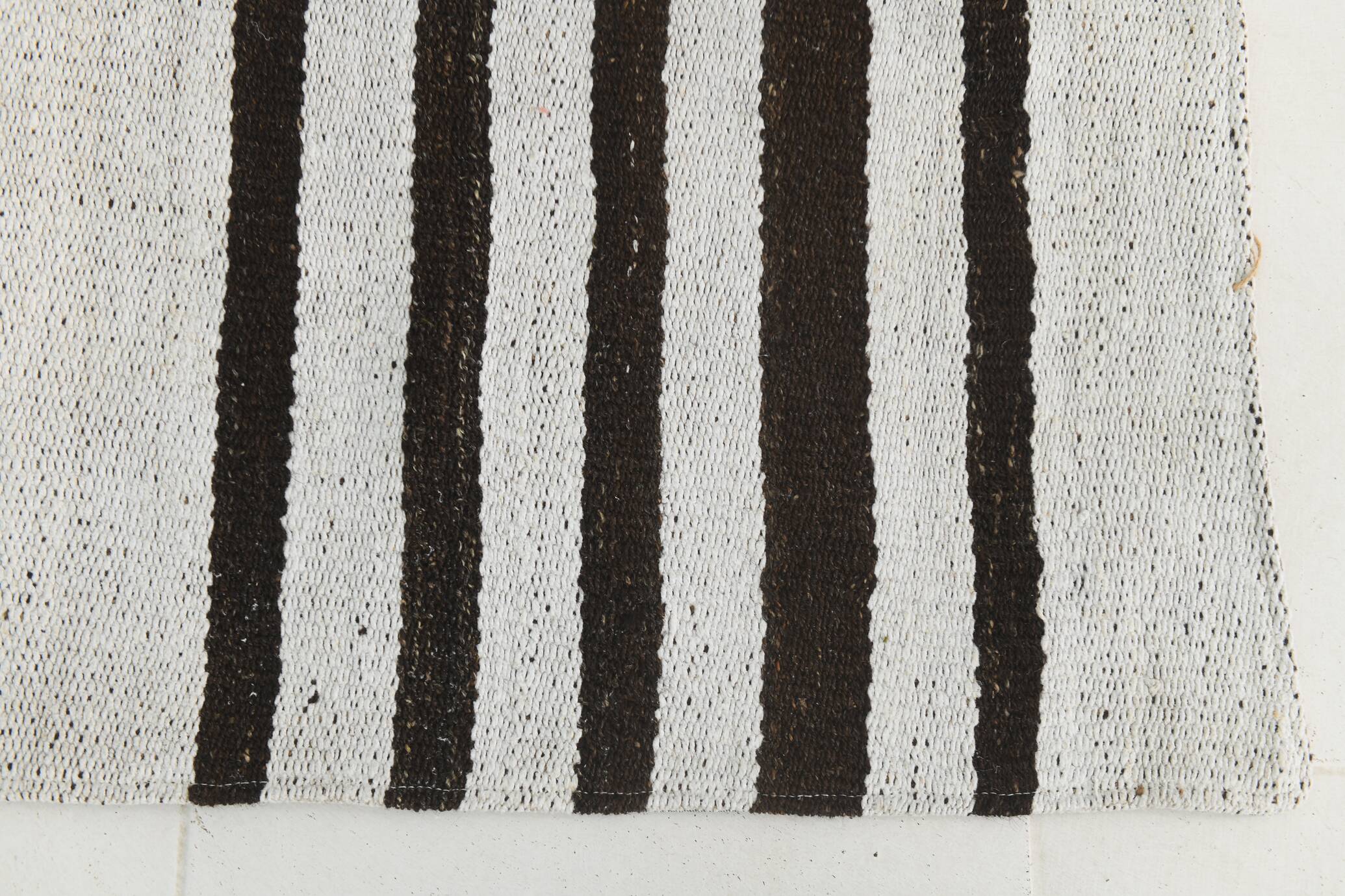 Tapis Kilim moderne rayé blanc et marron foncé