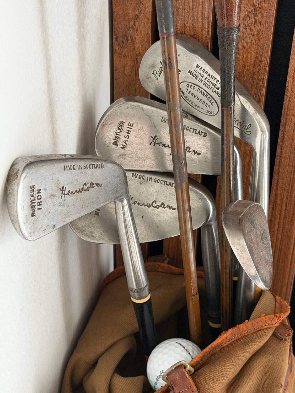 Old golf bag with 7 vintage clubs