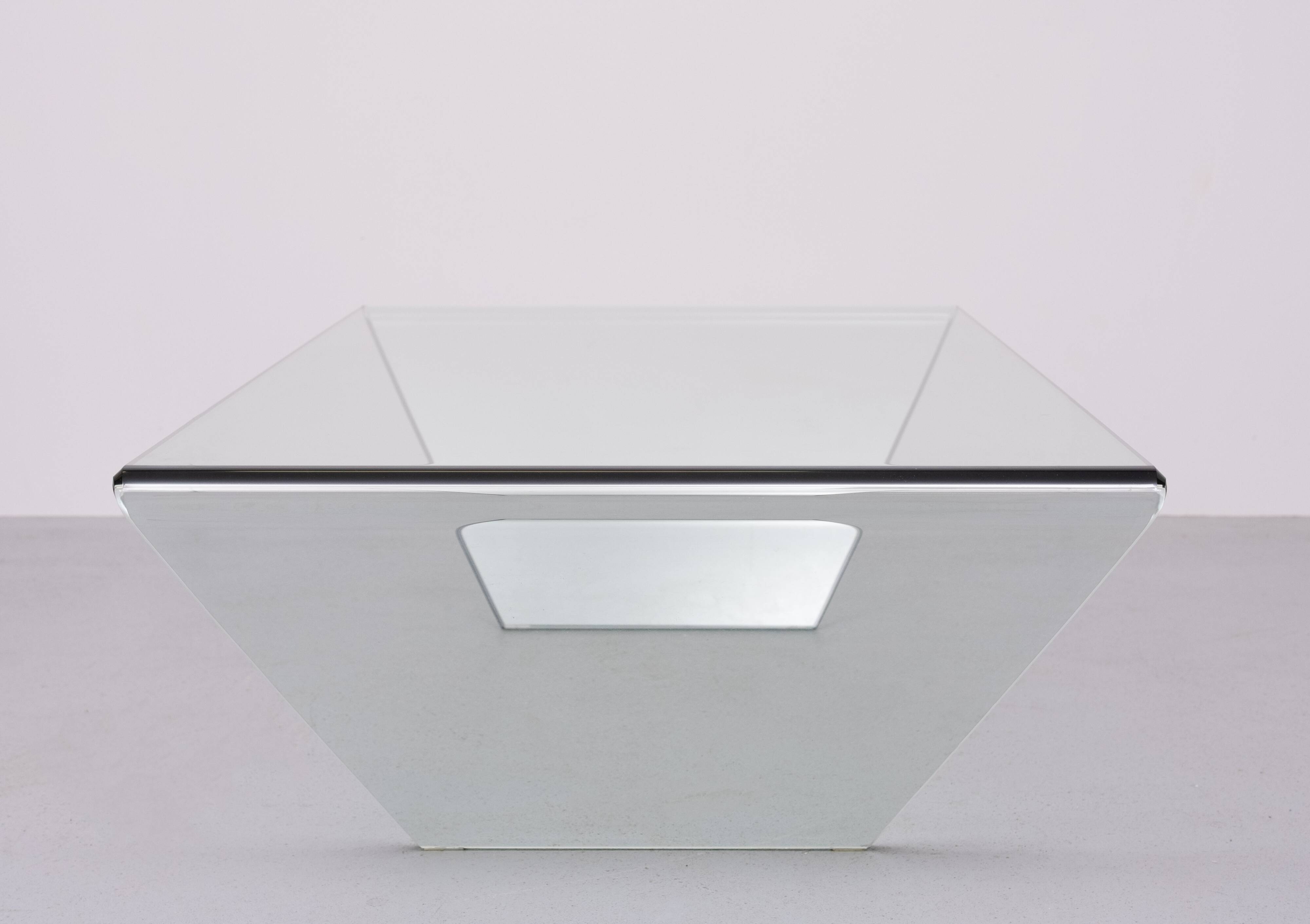 curved Glass coffee table 1980s Italy