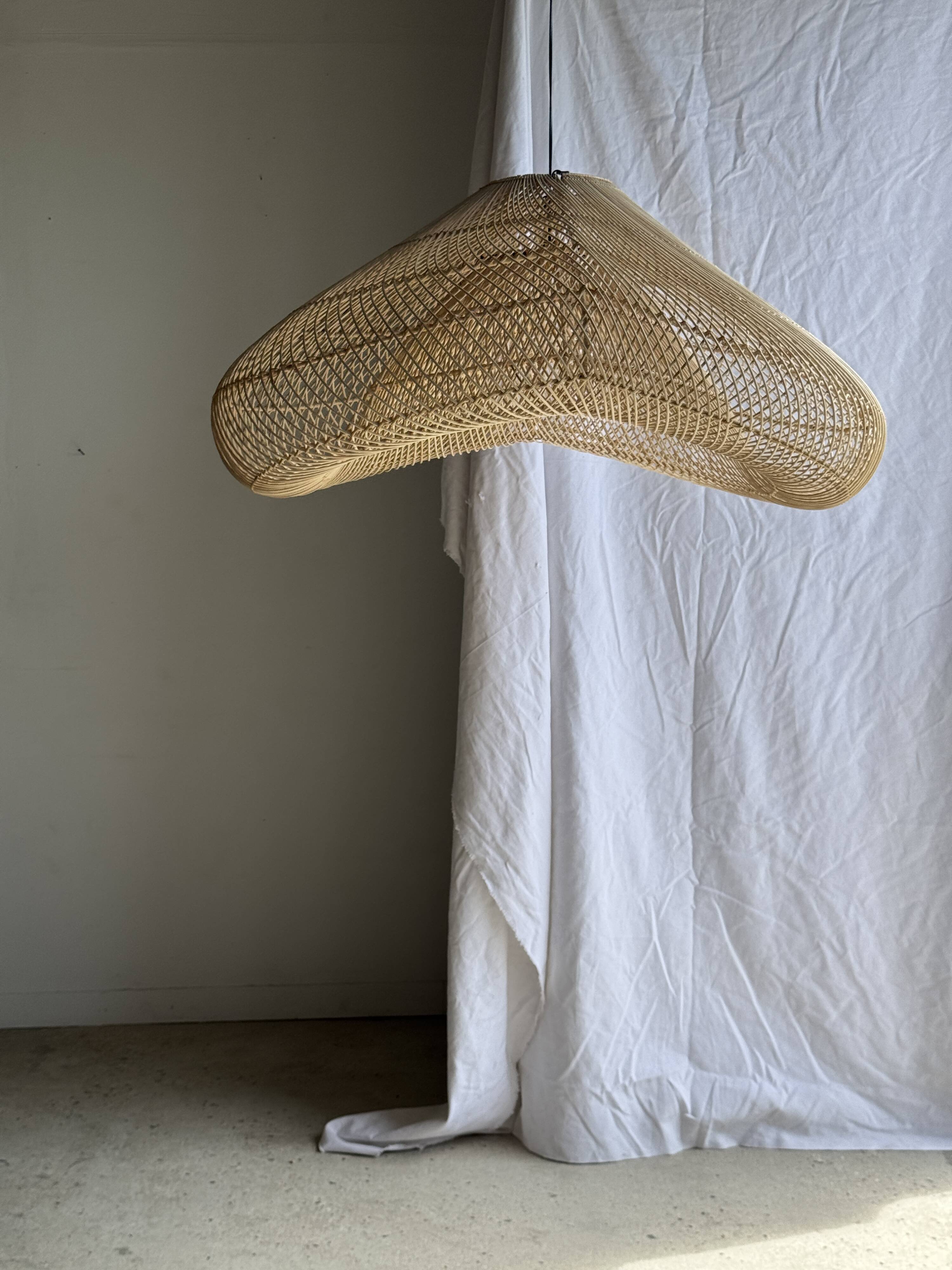 Very large suspension in the shape of a bubble or cloud H100 D100