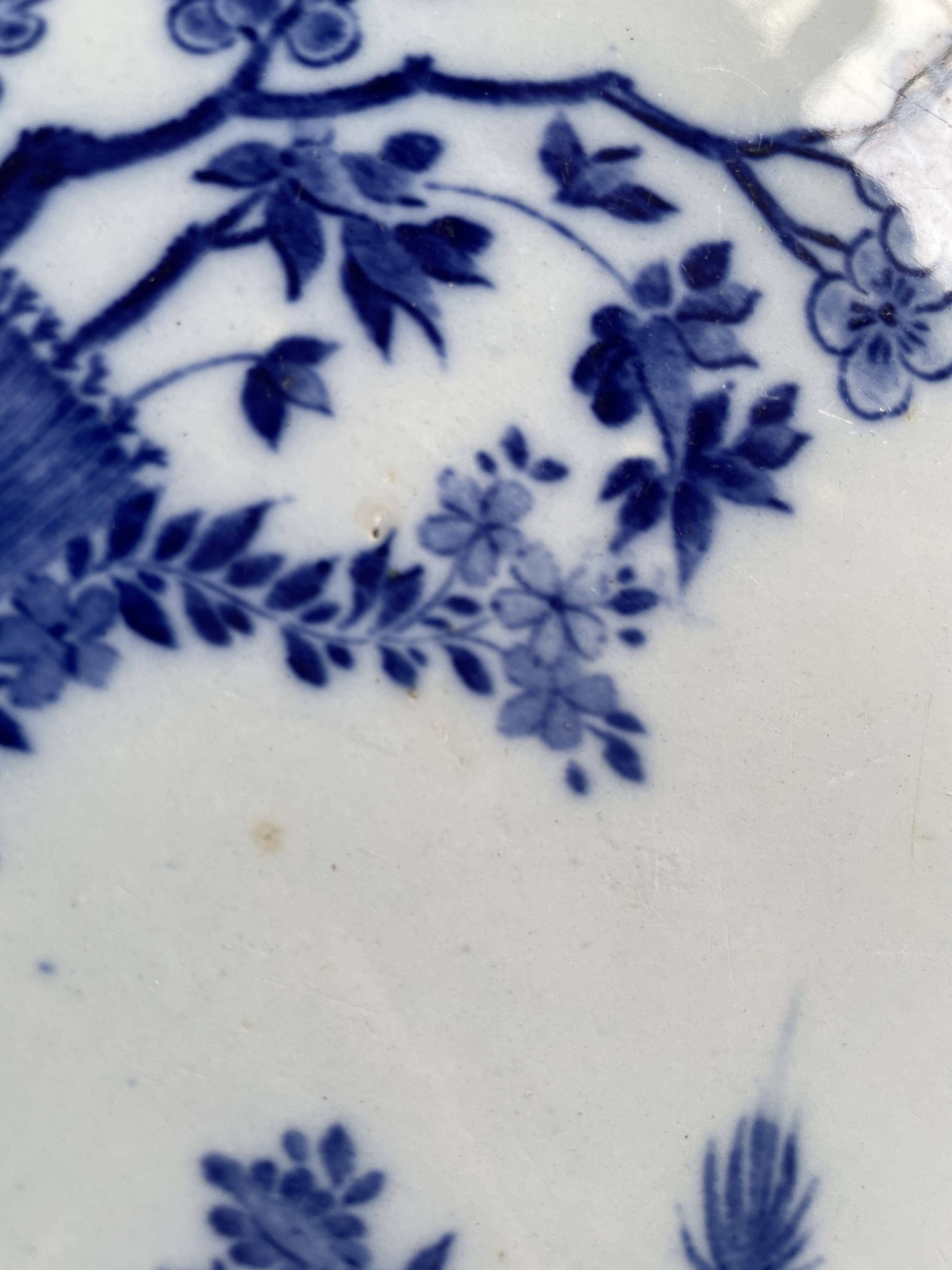 Assiette sur piédouche en faïence bleue et blanche Creil & Montereau, service "Japon", XIXème siècle
