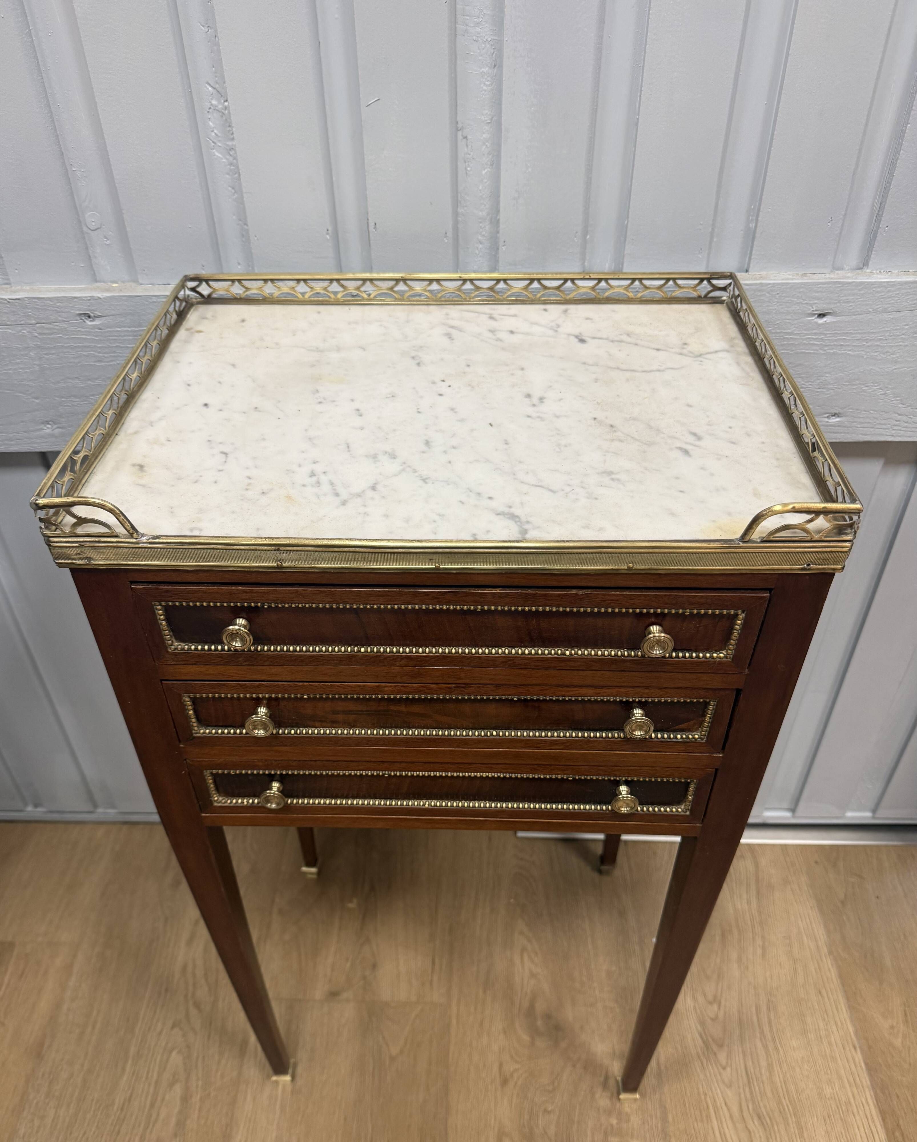 Table, chiffonnière en acajou