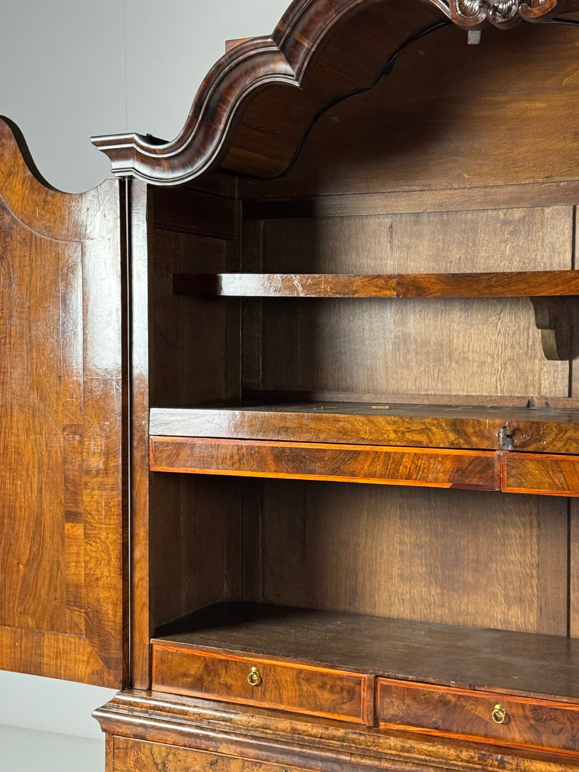 Dutch burr walnut cabinet ca. 1740