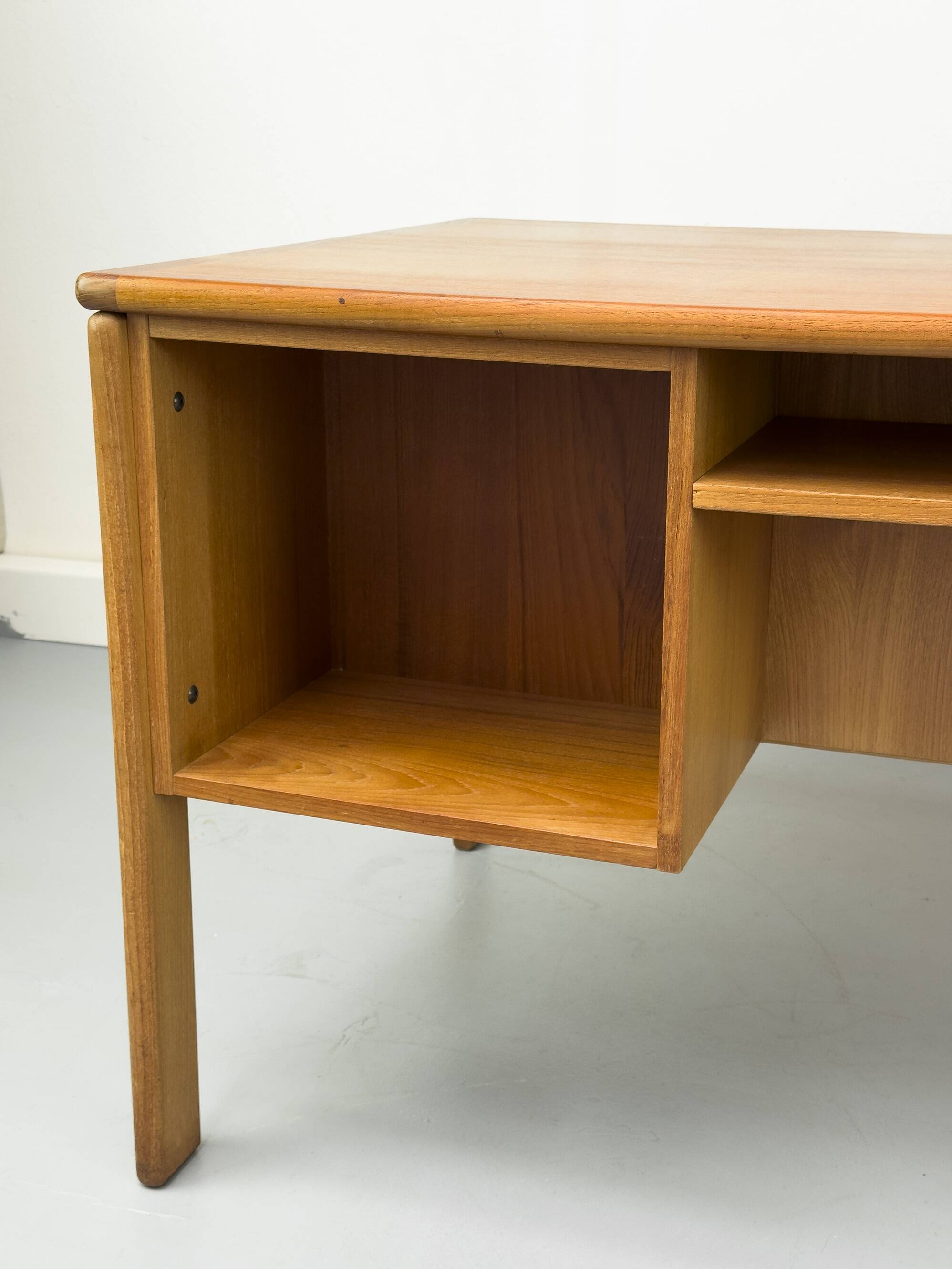 Bureau danois en teck avec porte et tiroirs par Bornholm, années 1970