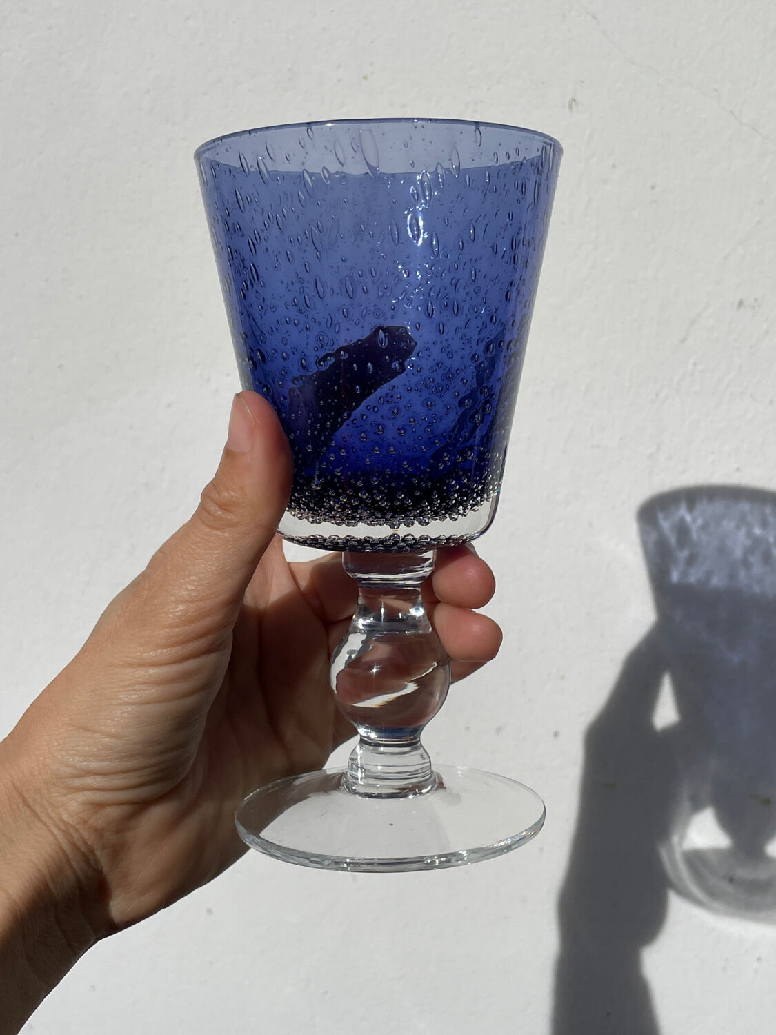 Set of 5 blue bubble stemmed glasses