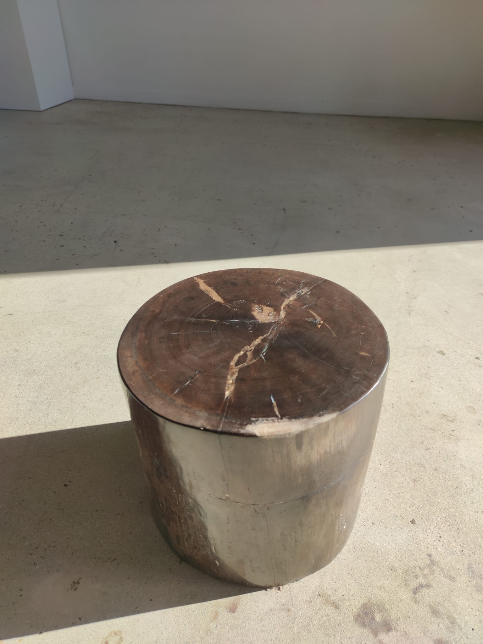 Table d'appoint en bois pétrifié couleur marron glacé - H:34cm D:35cm