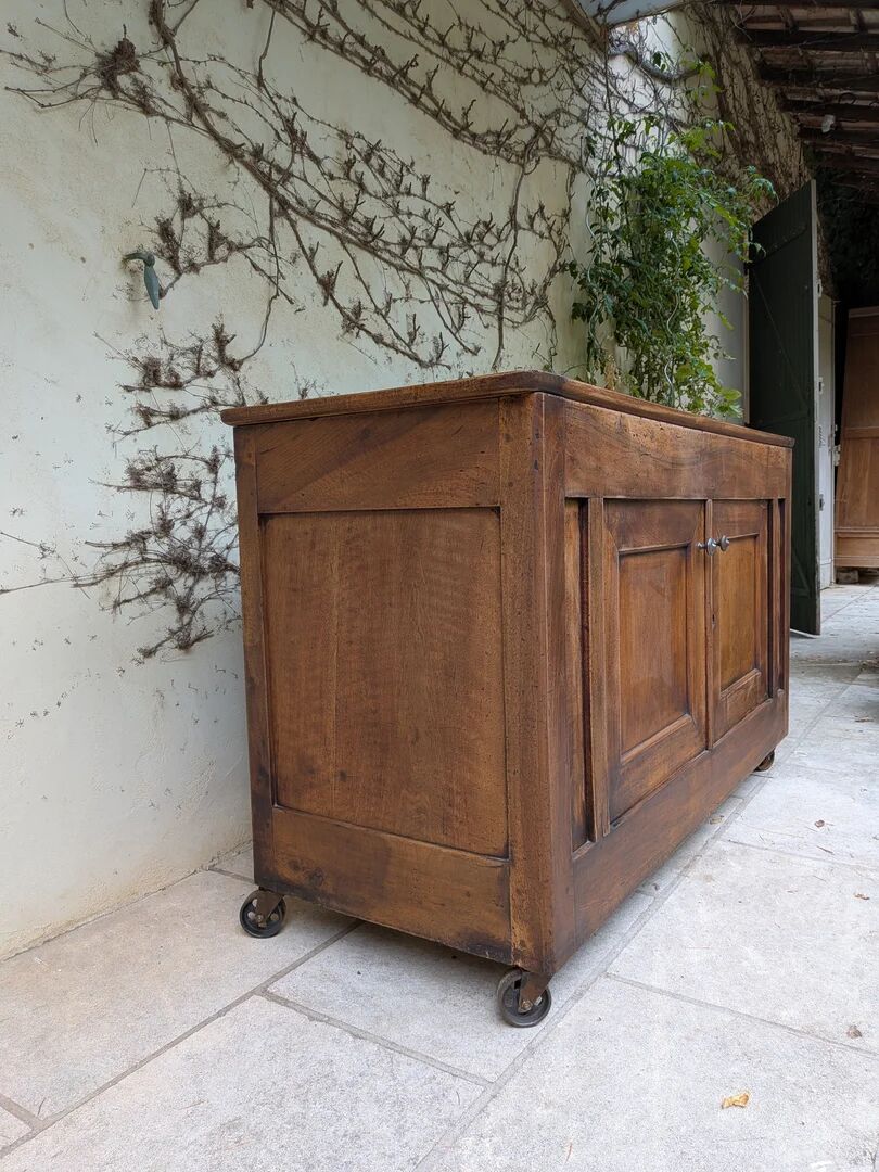 Buffet bas en bois massif sur roulettes – style industriel & campagne