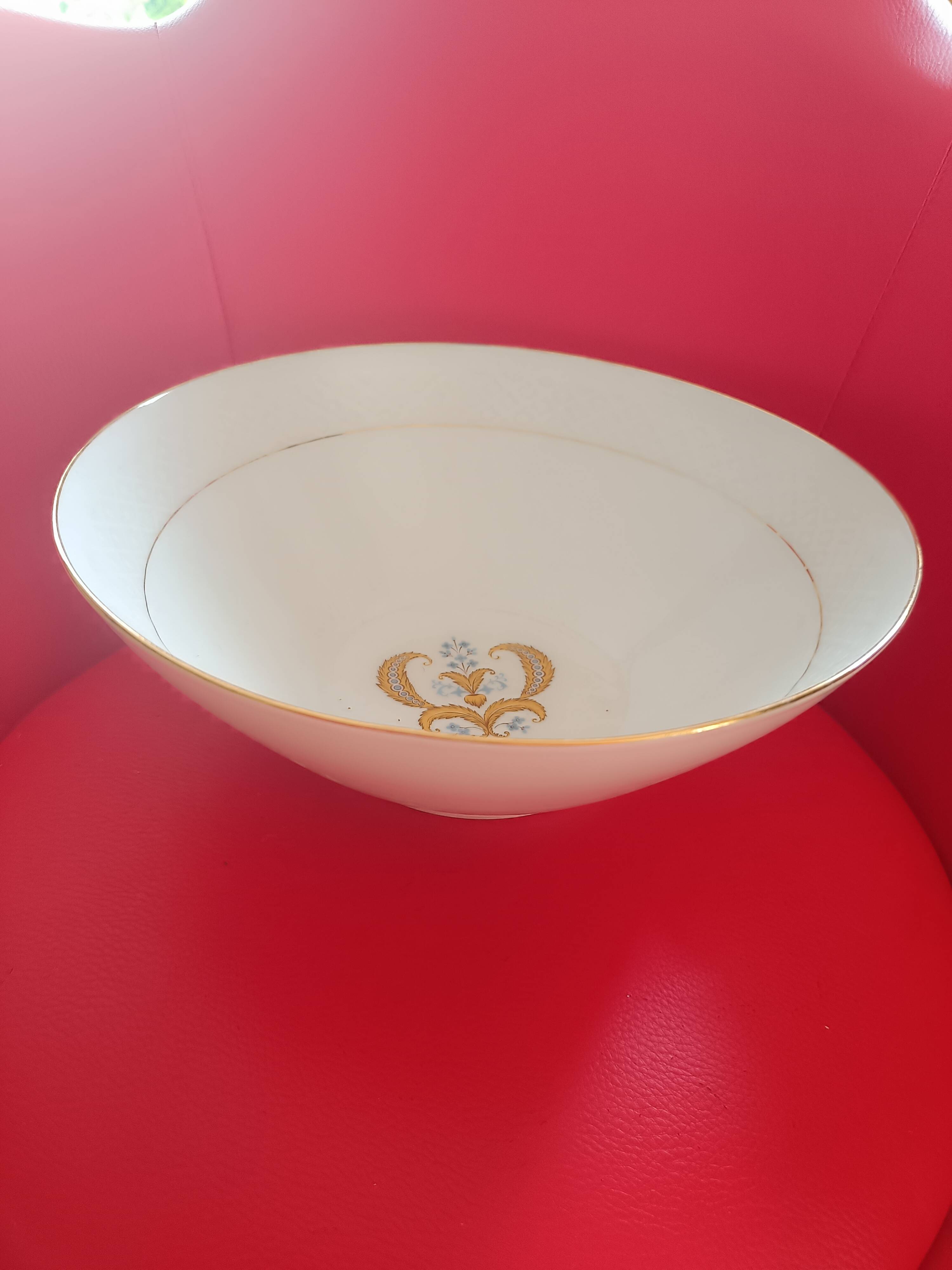 Bavaria hollow dish. Annabel White model, gold edging. Central motif.