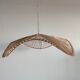 Suspension ou luminaire en rotin en forme de plateau circulaire ondulant à croisillons