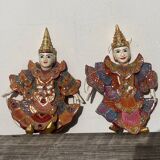 Paire de poupées birmanes en bois, perles et tissus