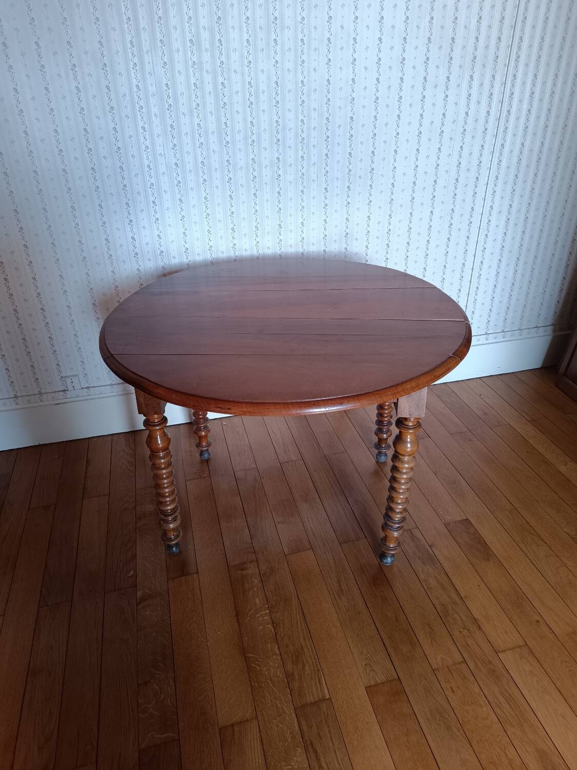 Round folding table in solid wood