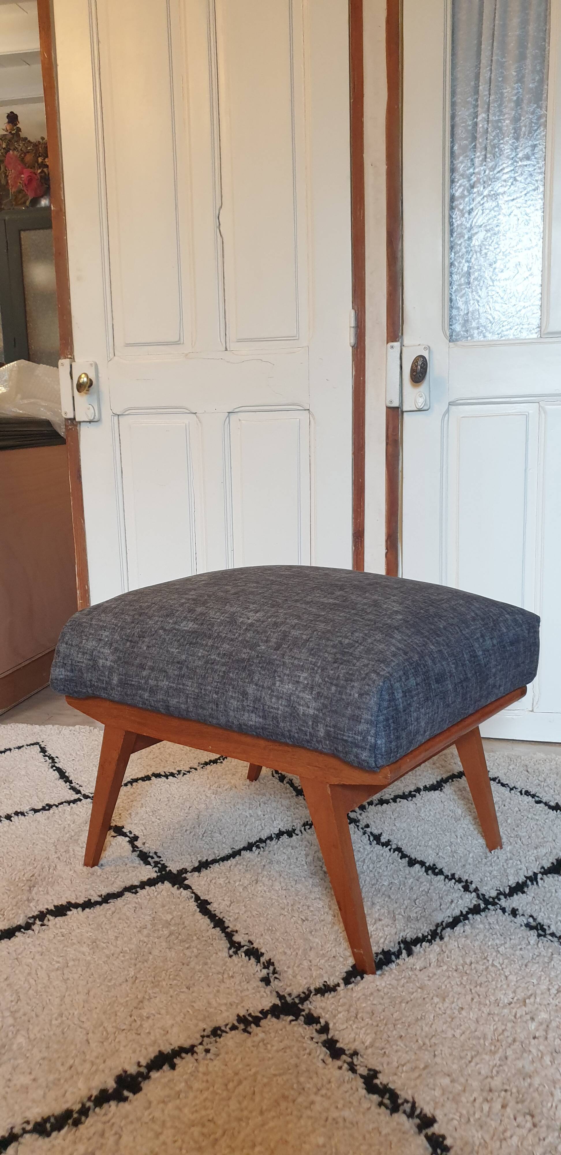 Gray compass foot pouf bench