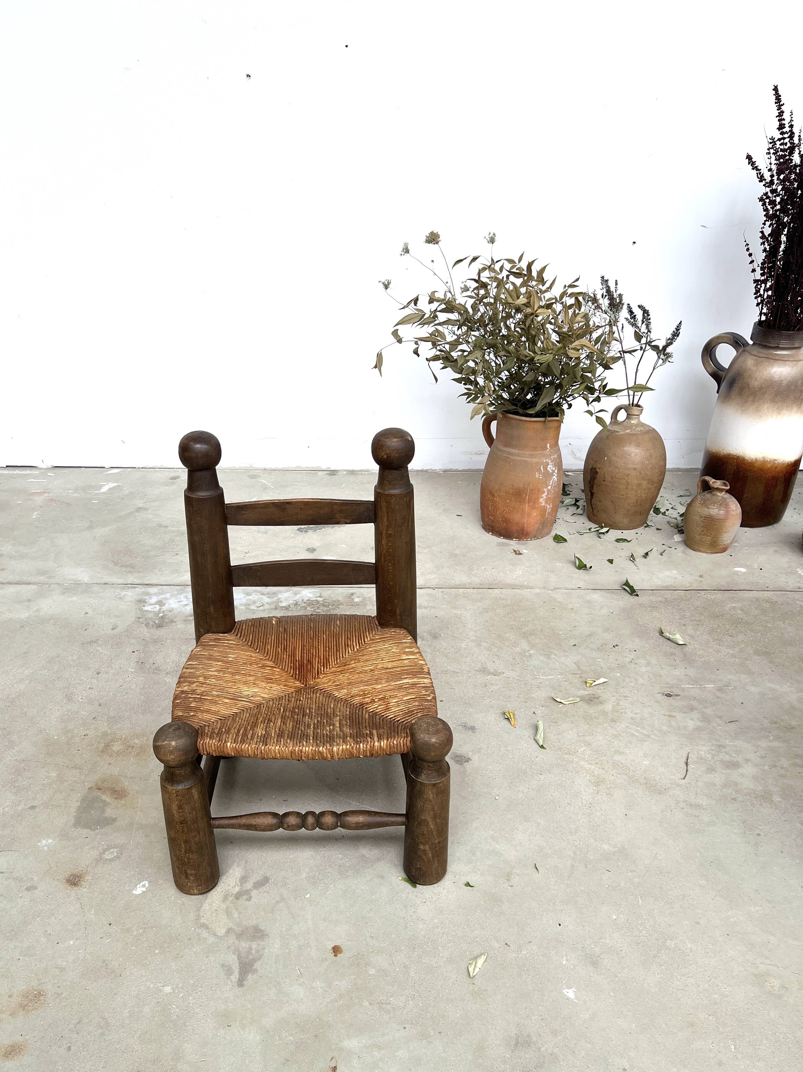 Brutalist chair in wood and straw