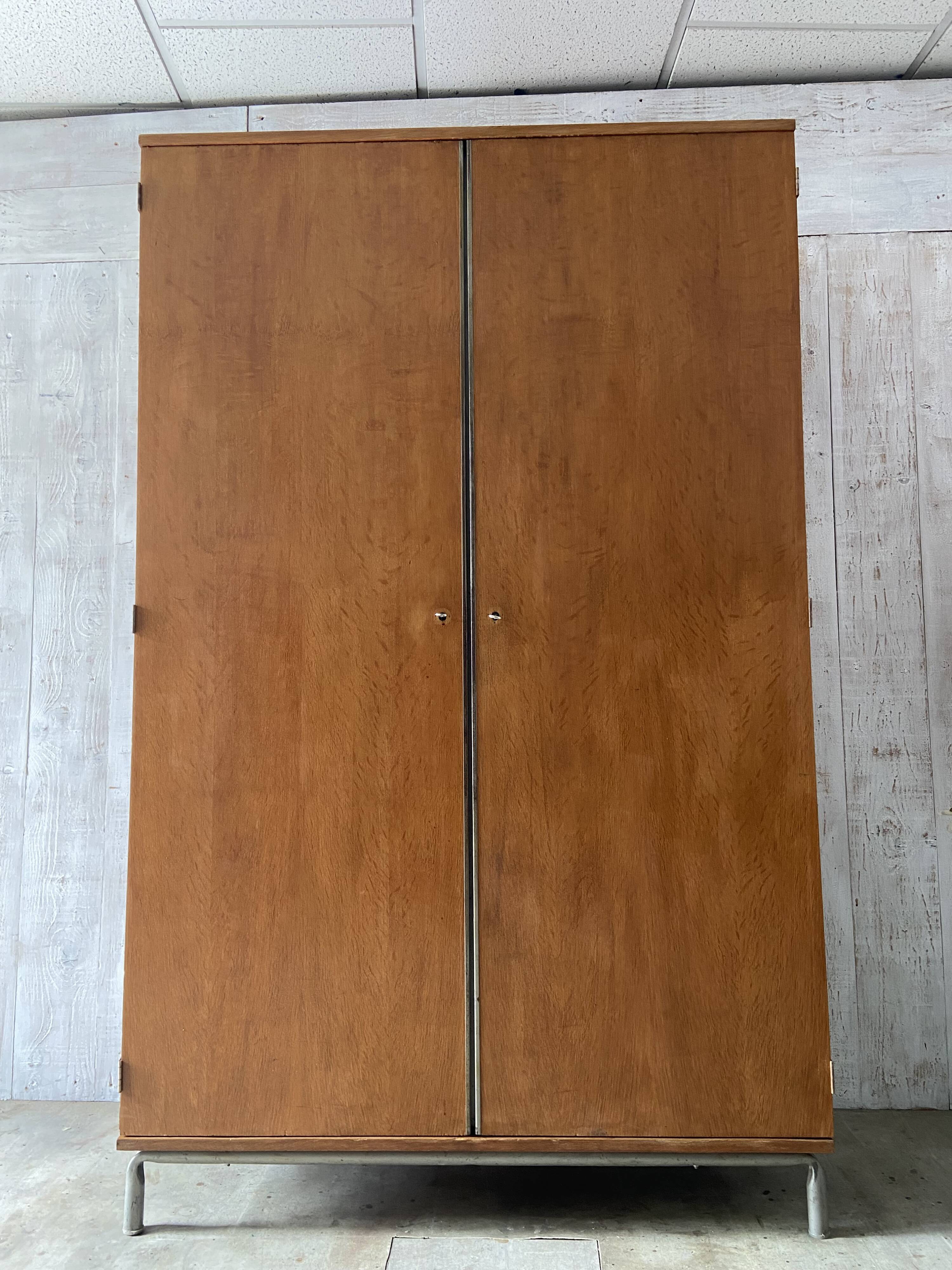 Armoire d'école vintage