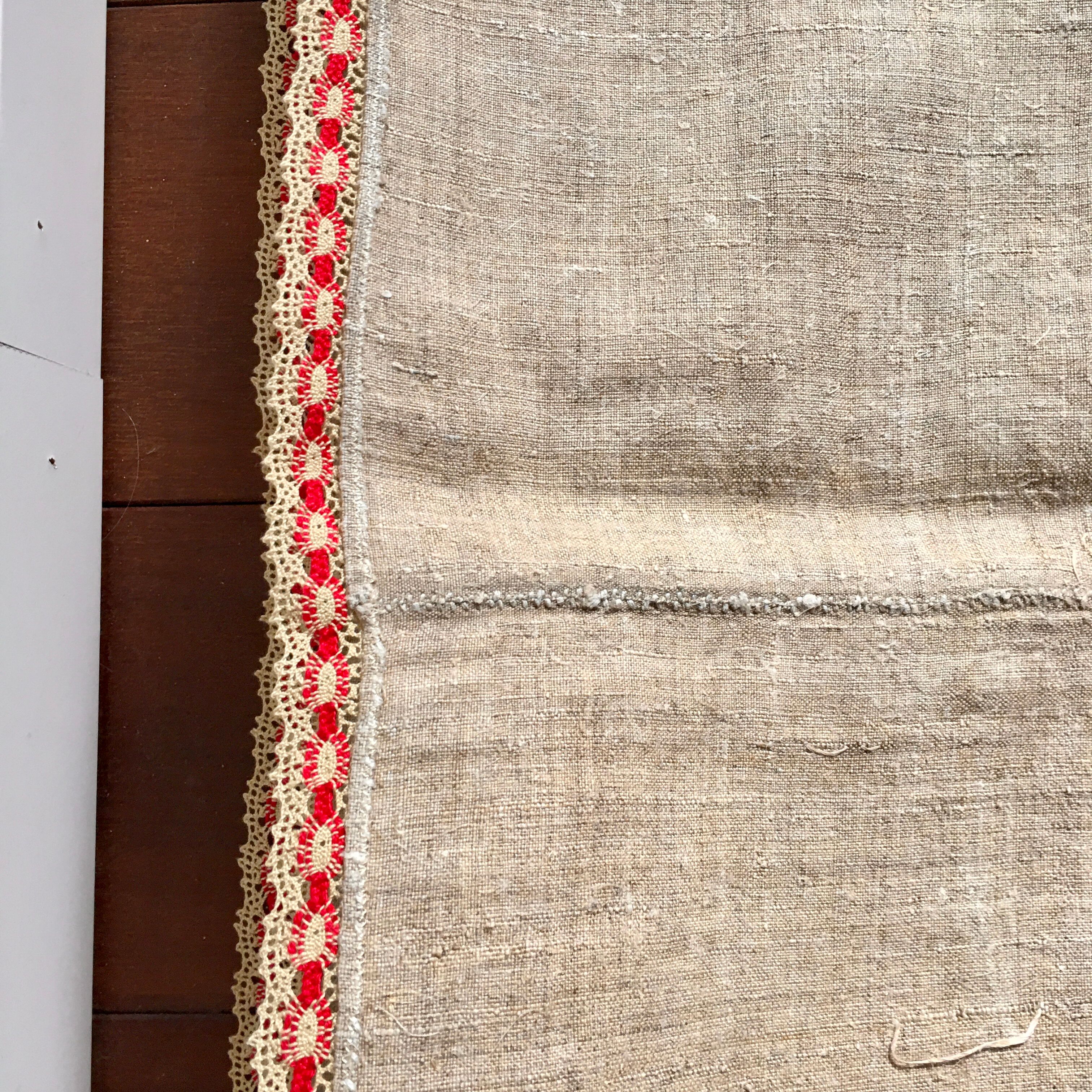Nappe brodée tissu ancien 131 x 156 cm
