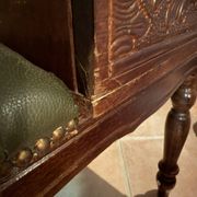 Banquette ancienne en bois sculpté avec assise capitonnée verte et tir