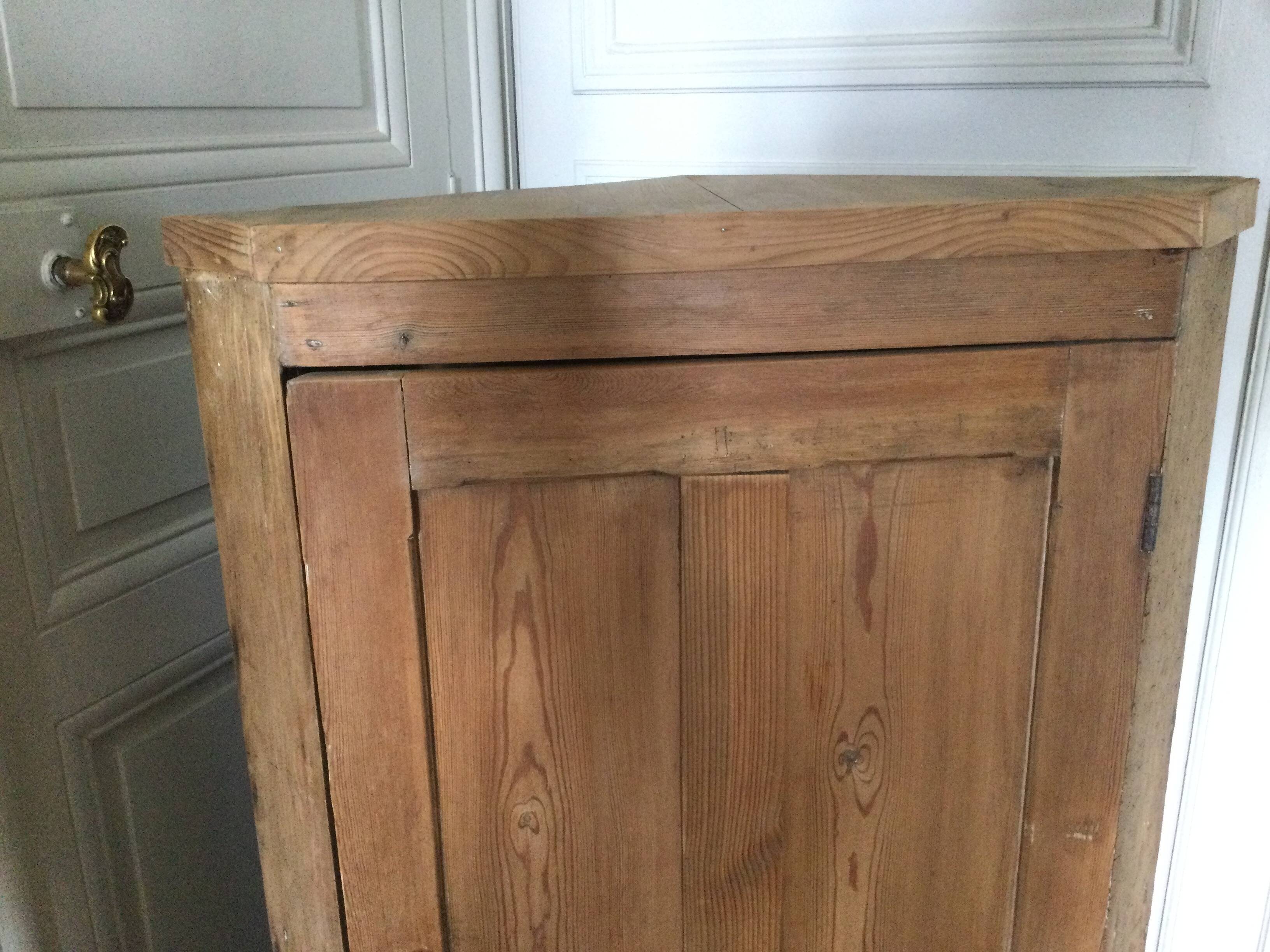Antique corner cabinet with 1 door