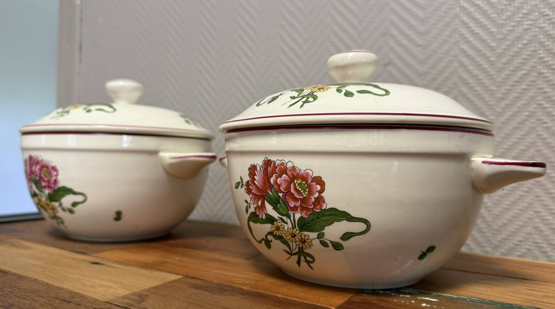 Old Saint Amand: pair of soup tureens or broth tureens from the late 19th century