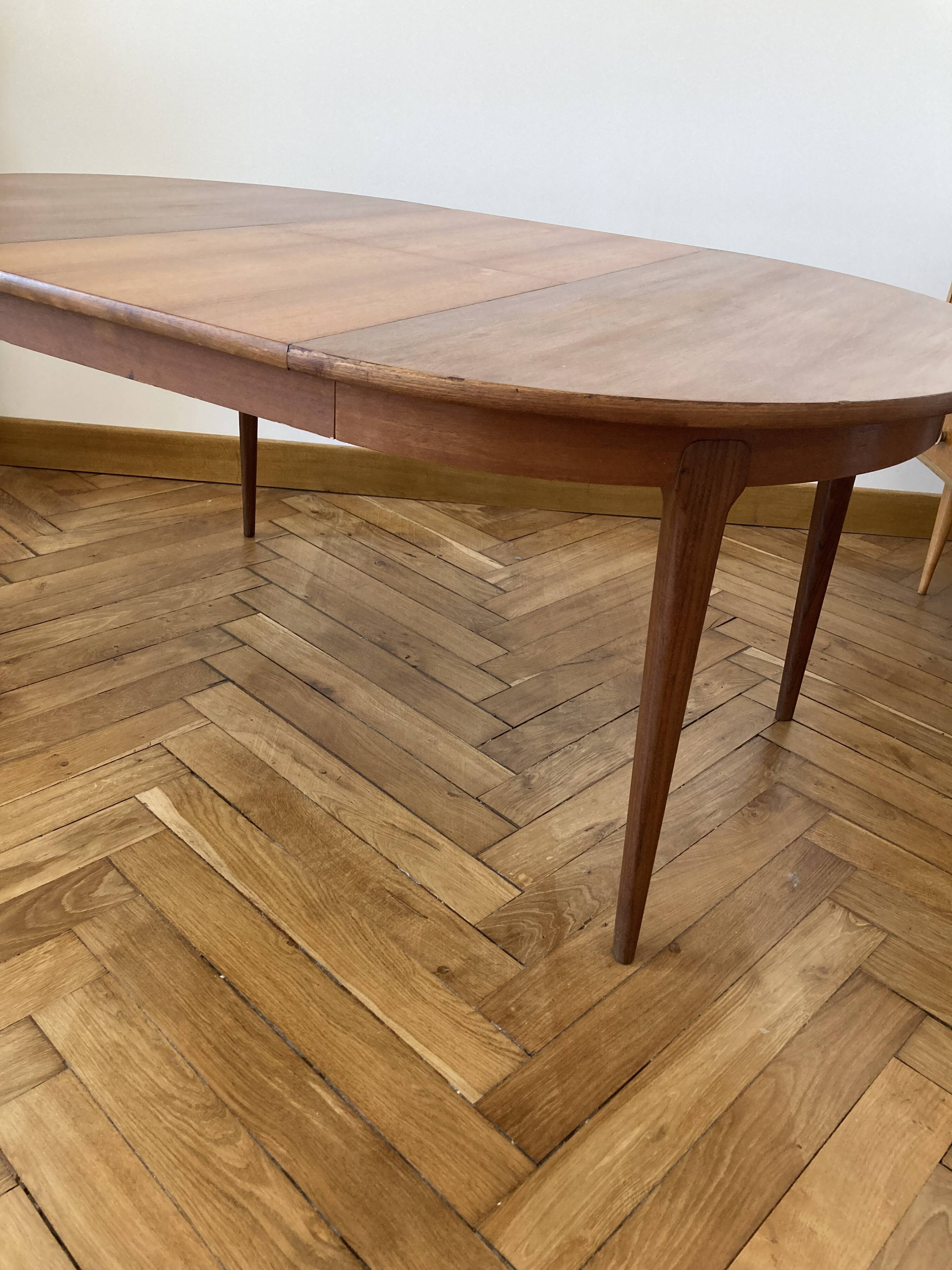 Extendable Scandinavian table