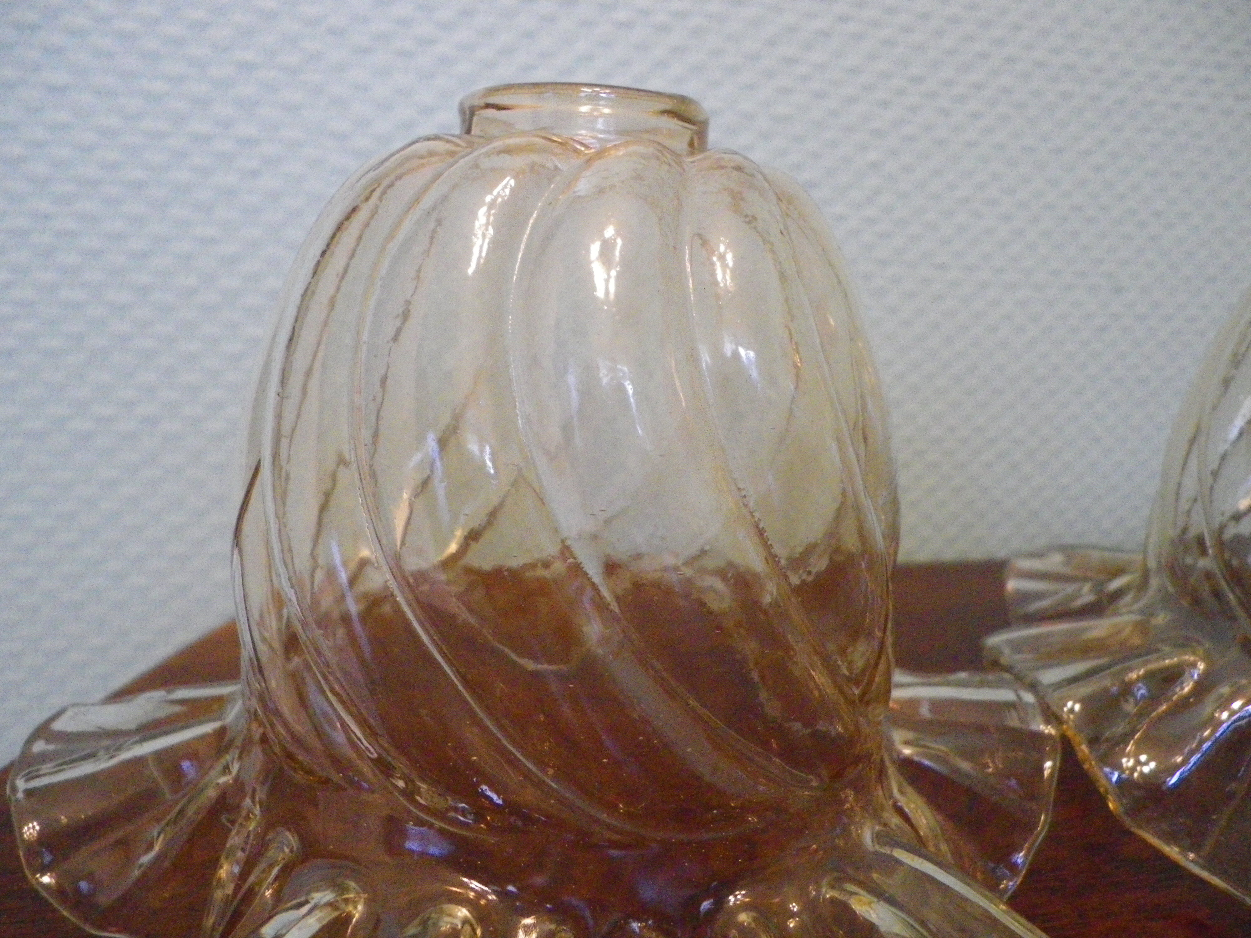Wall lamps in gilded metal, verrine in the shape of amber glass corollas, 70s