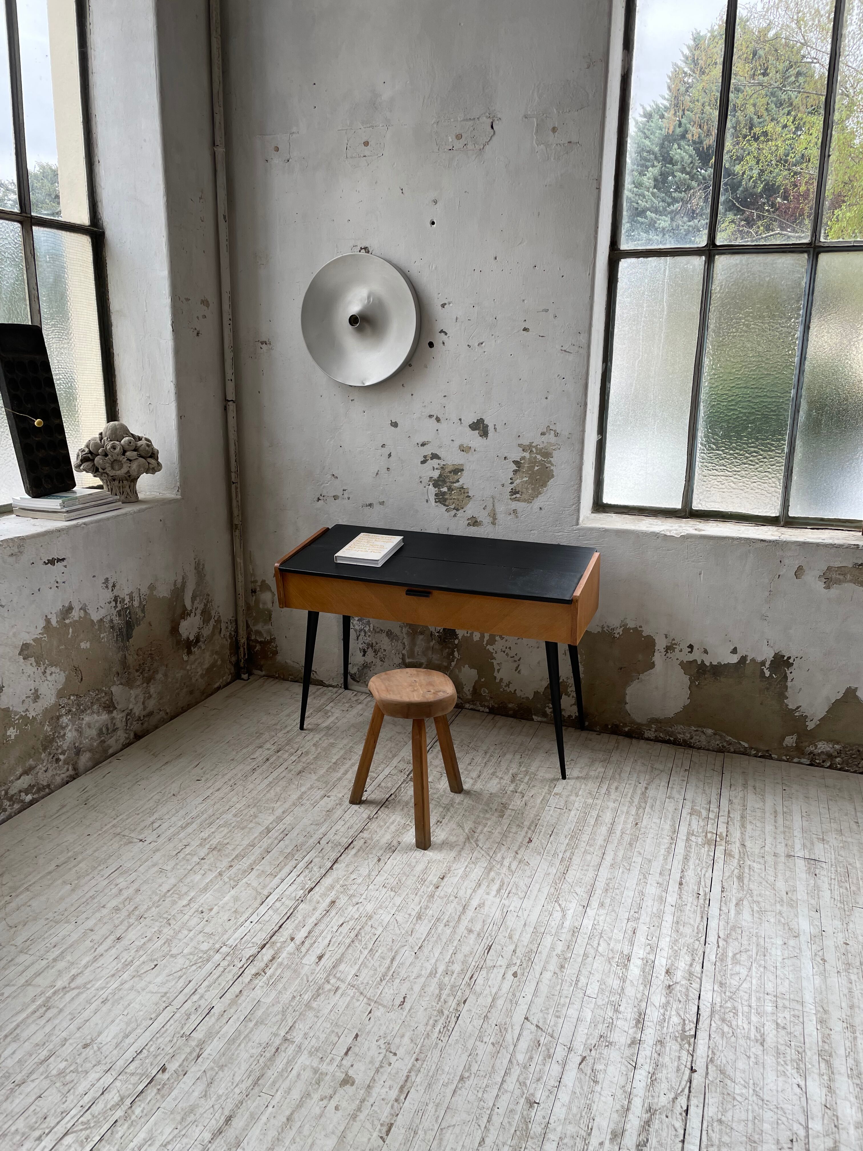 Console desktop feet compass 60s