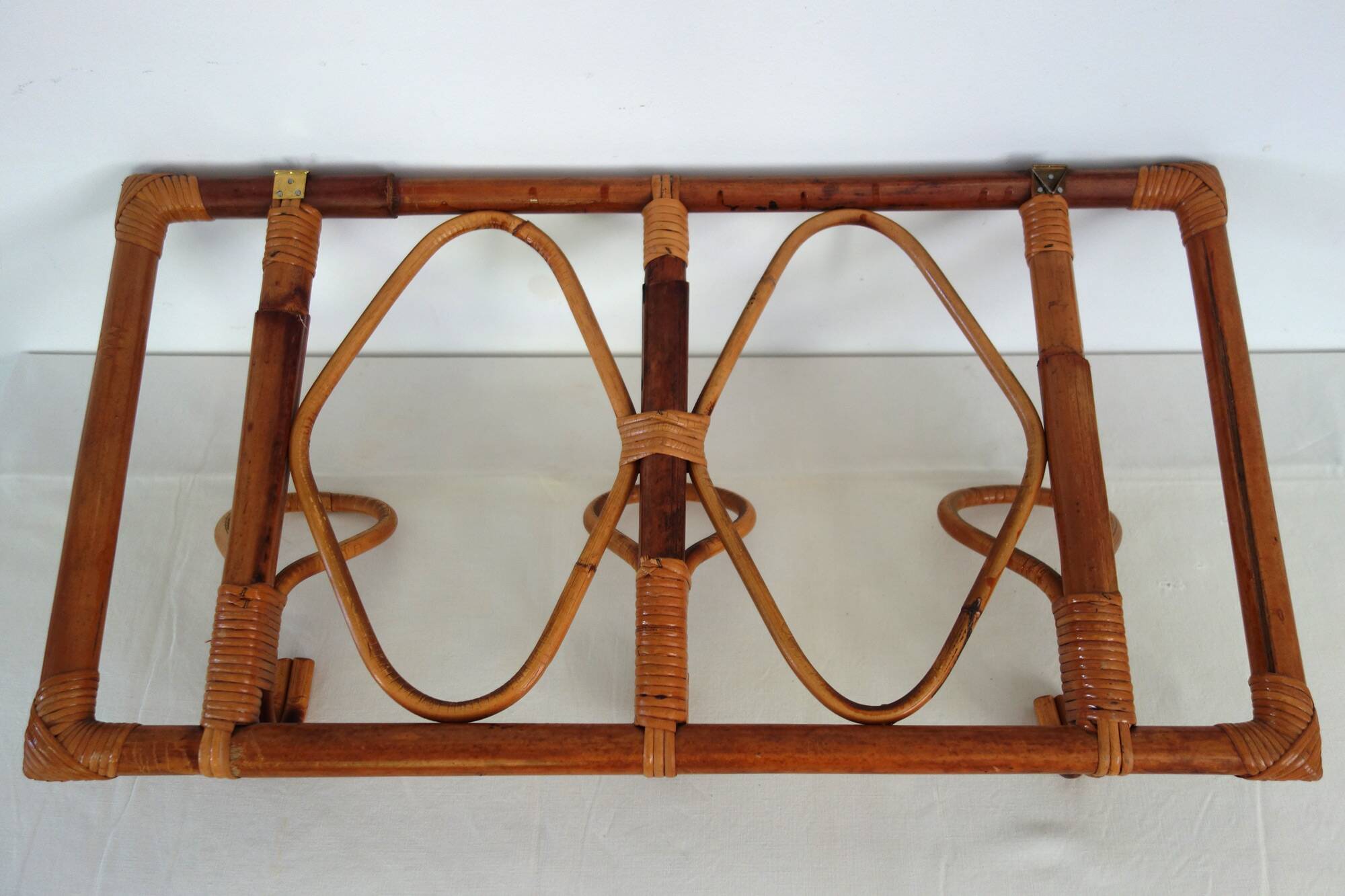 Vintage wall coat rack in bamboo and rattan.