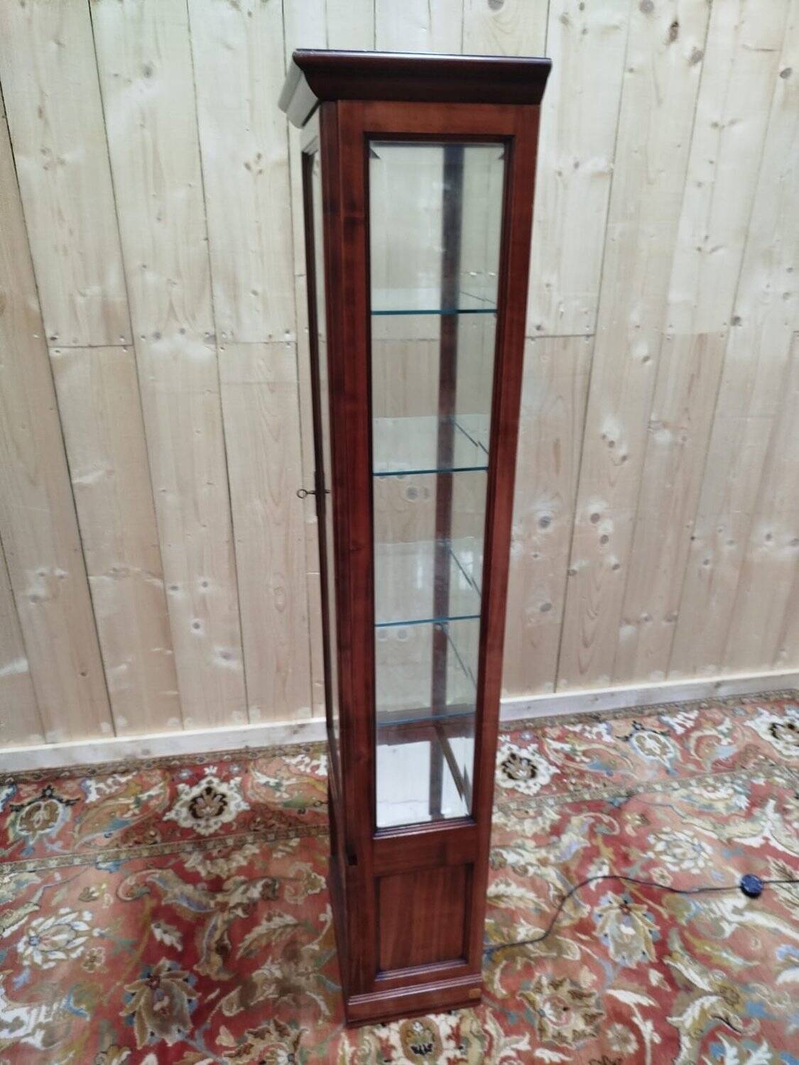 Vitrine étroite de présentation en merisier