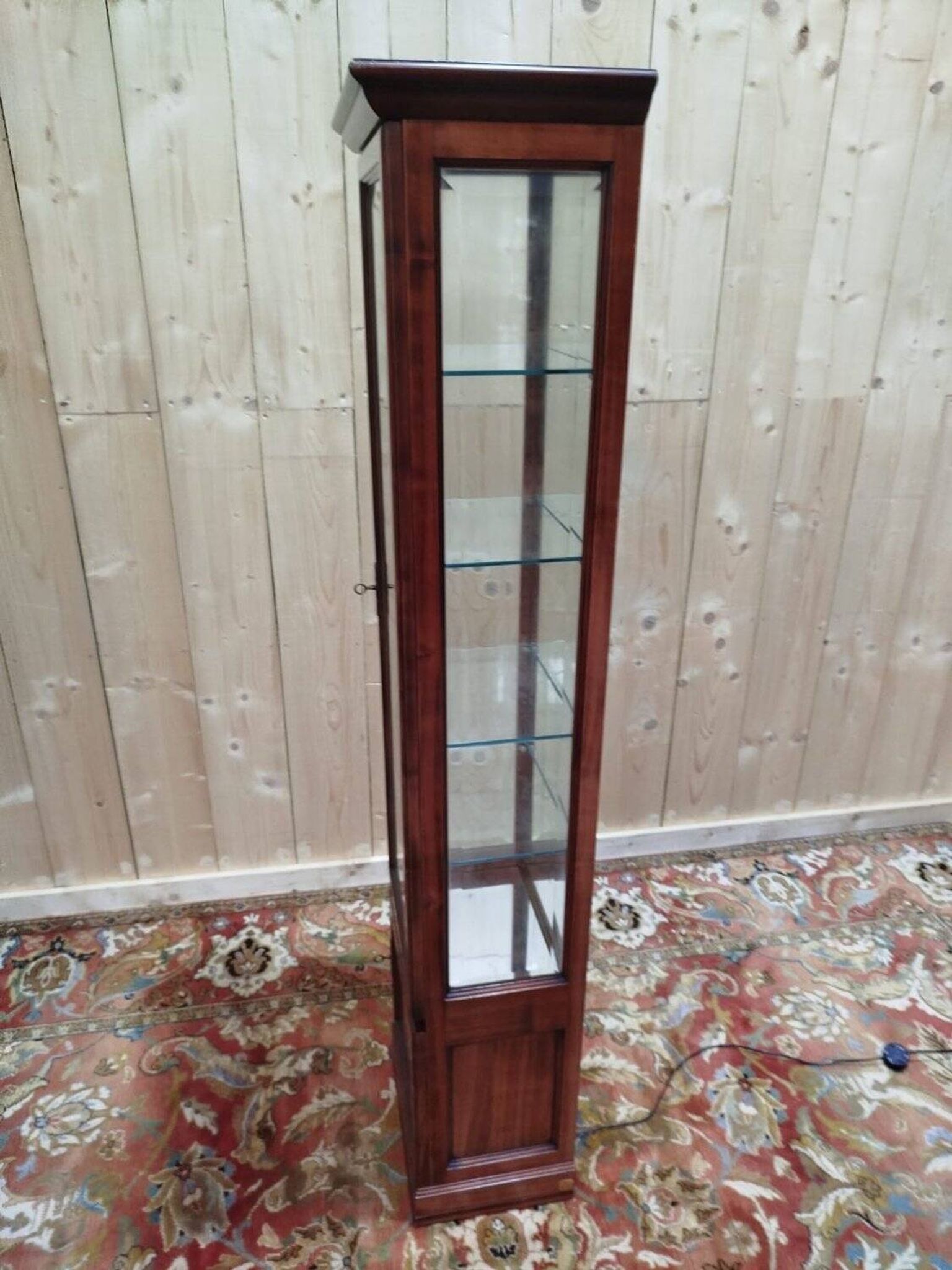 Vitrine étroite de présentation en merisier