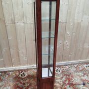 Vitrine étroite de présentation en merisier
