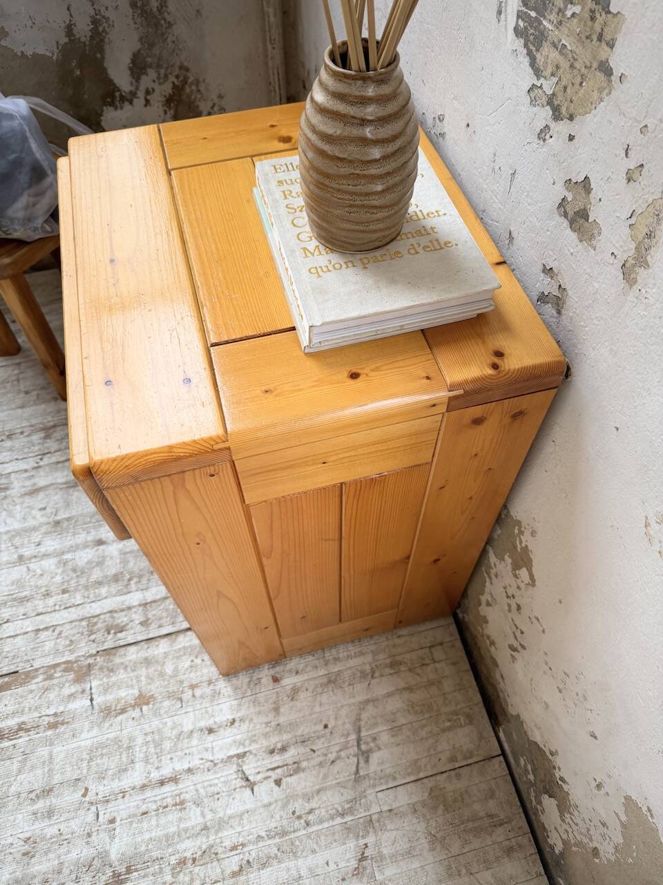 Chevet sélectionné par Charlotte Perriand pour Les Arcs