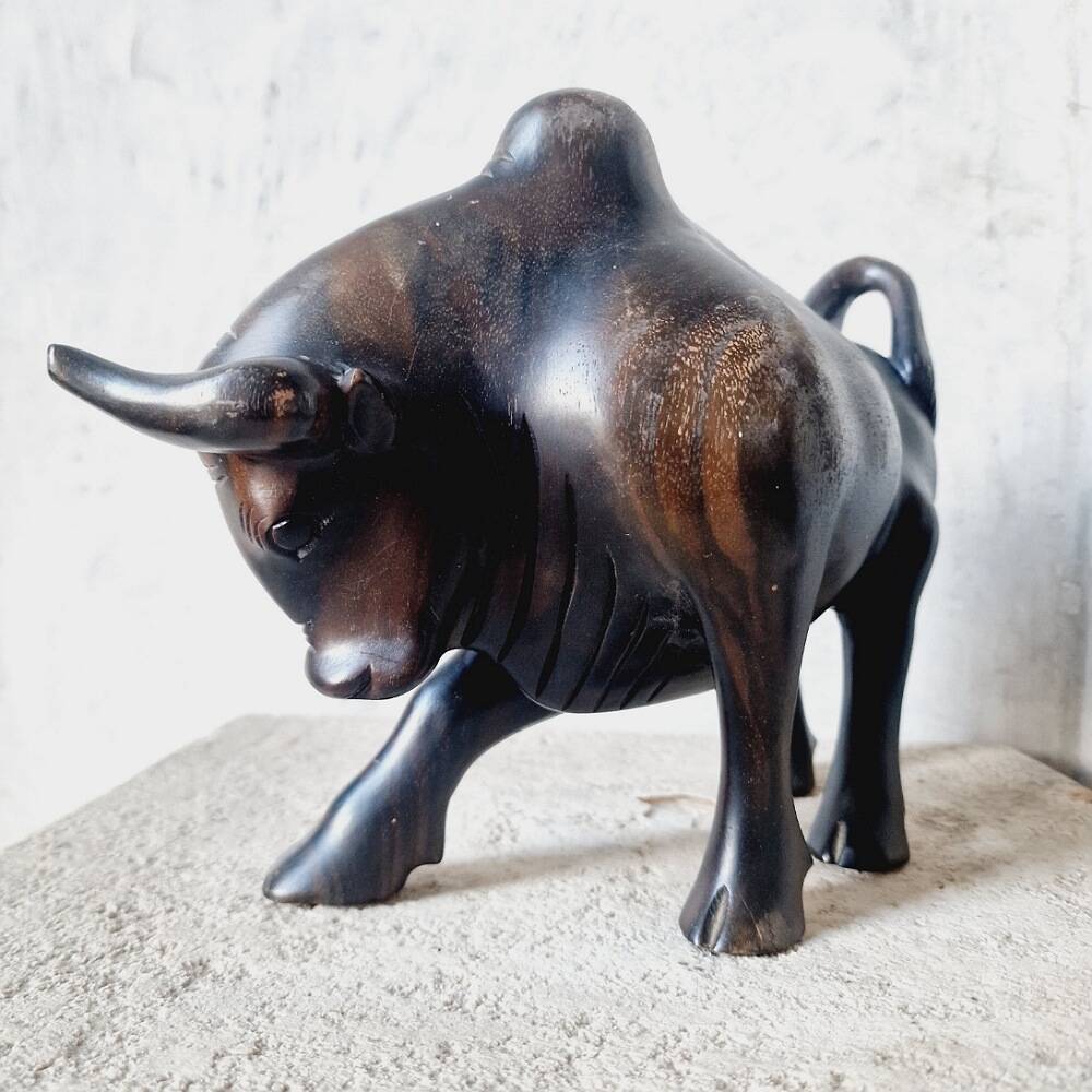 Sculpture taureau en bois noir