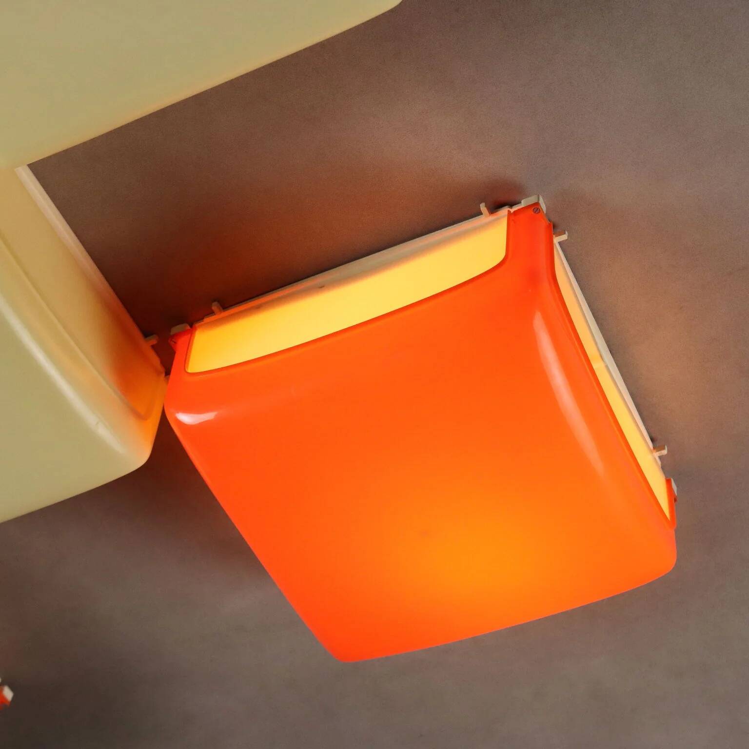 Artemide Cnosso lamp in coloured plastic, designed in Italy in the 1960s-70s.