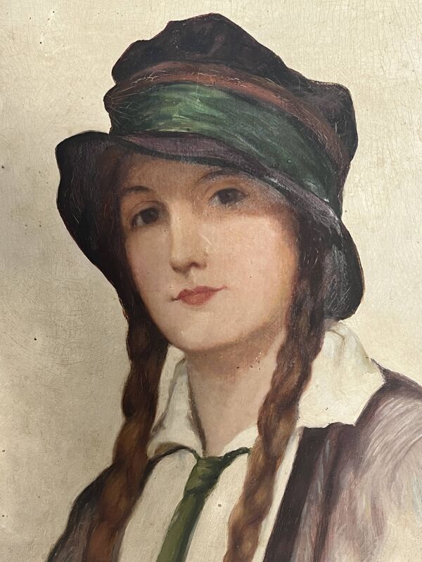 Ancien portrait jeune femme aux nattes et chapeau vers 1930