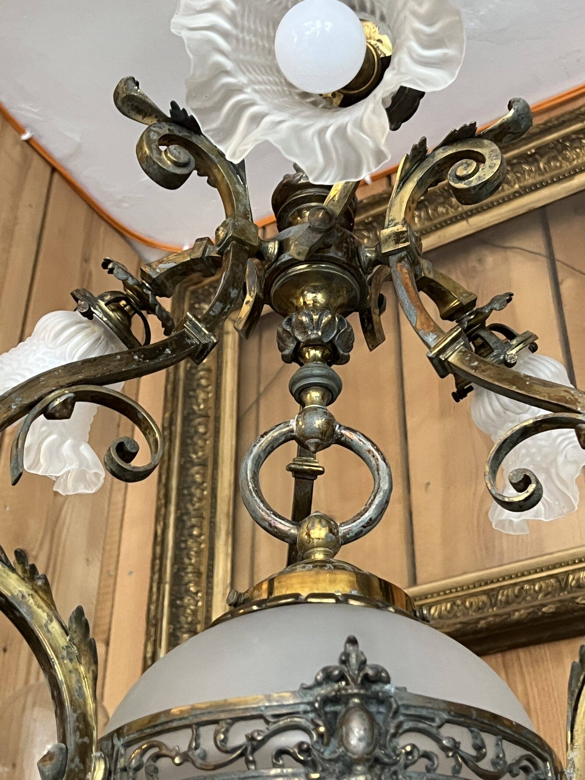 19th century brass and bronze chandelier, Napoleon III, illuminated by 6 tulips and a central globe