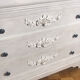Commode blanche vintage à moulures shabby chic
