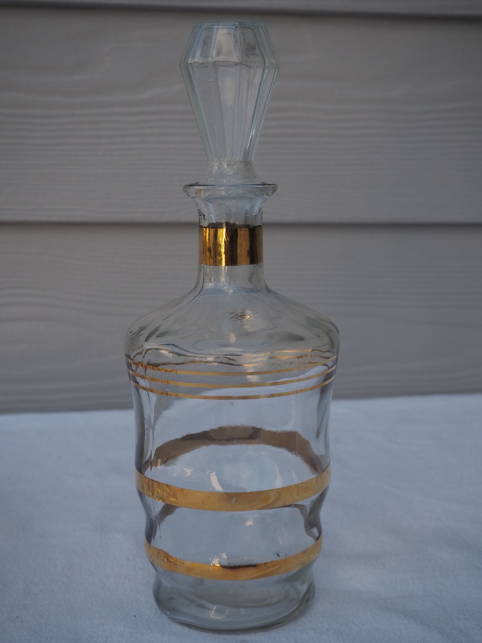 Golden liqueur service from the 1950s-1960s and its 12 glasses.