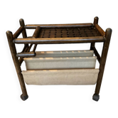 Porte revue en rotin vintage sur roulettes