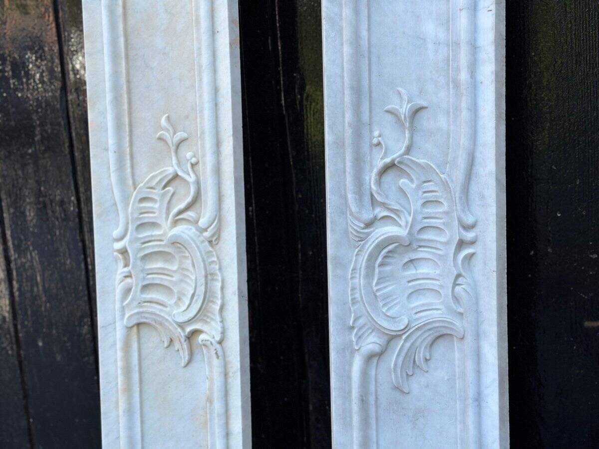Pair of Louis XV pilasters in Carrara marble, 18th century