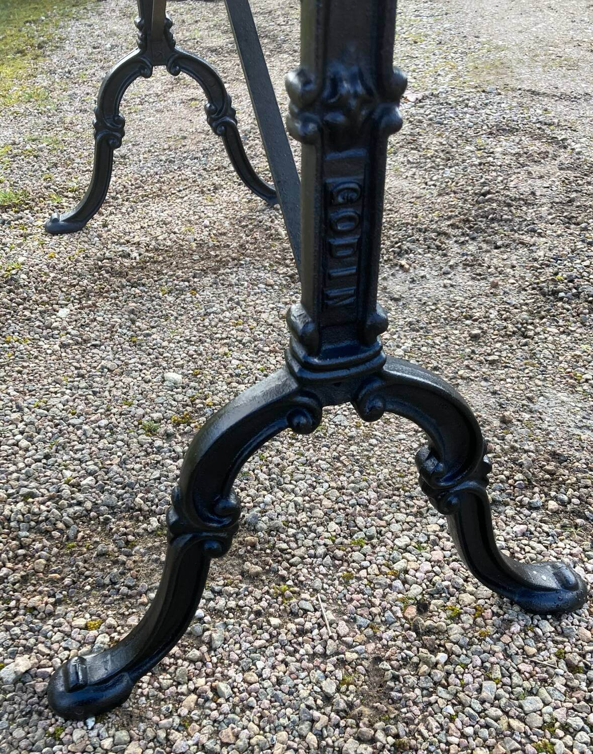 Godin bistro table in white marble and cast iron base made in france