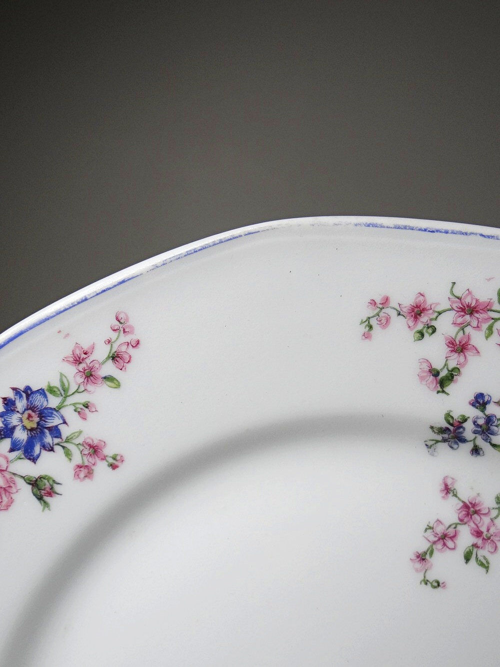 7 dessert plates Bernardaud Limoges porcelain with floral decoration from the 1920s to 1950s.