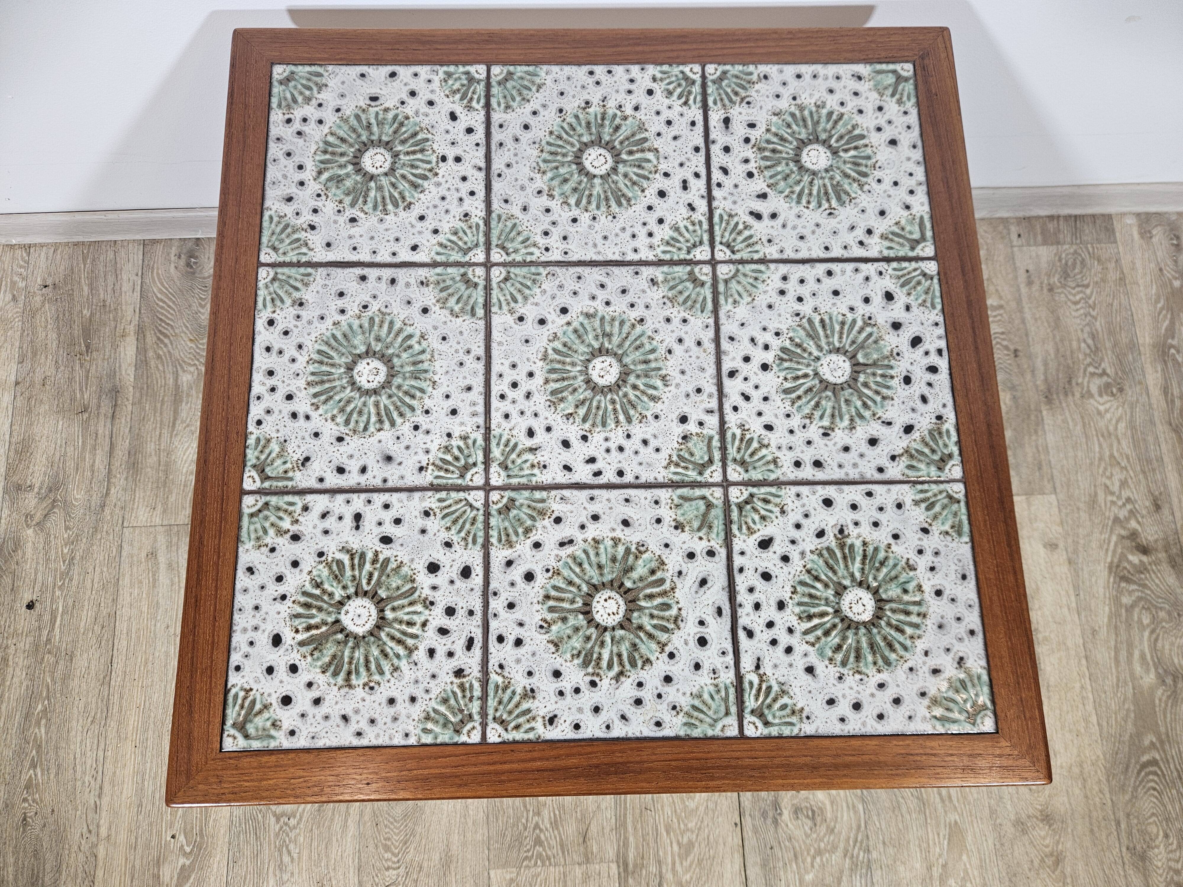 Table en teck avec céramiques, Danemark, années 1960.