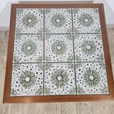 Table en teck avec céramiques, Danemark, années 1960.