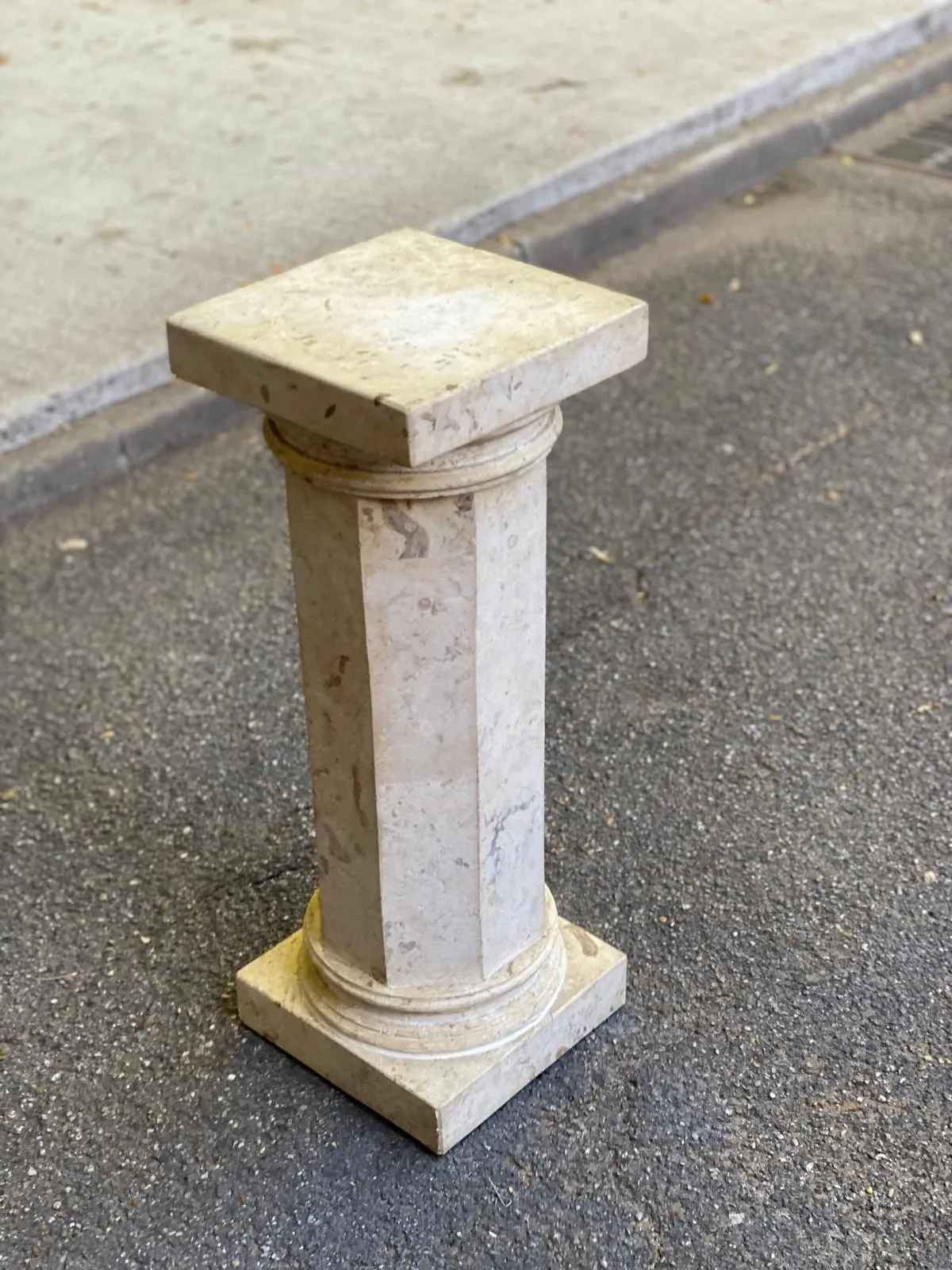 Natural stone pedestal column in beige marble, neoclassical style, 77cm.