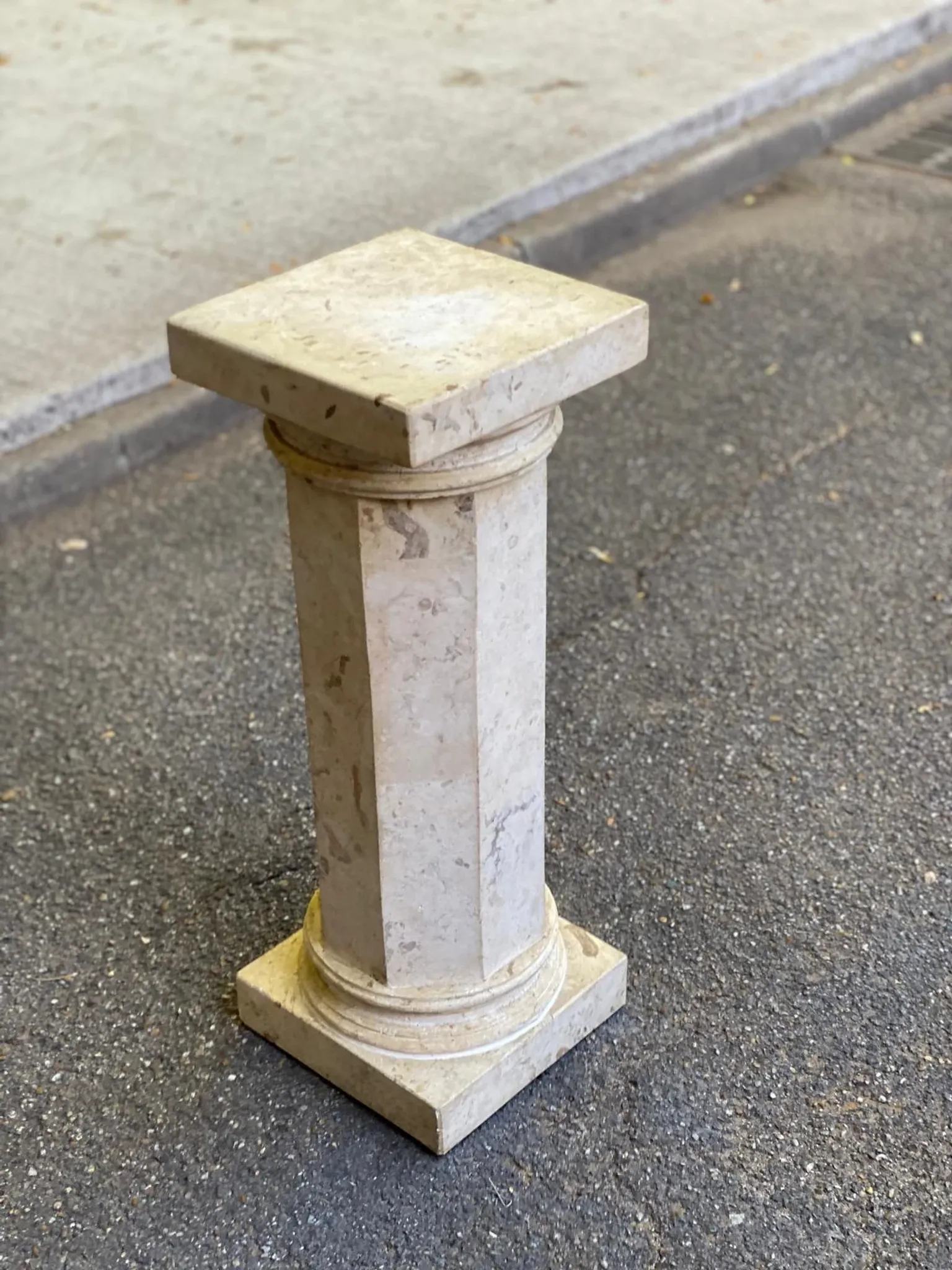 Colonne piédestal en pierre naturelle marbre beige style néoclassique 77cm